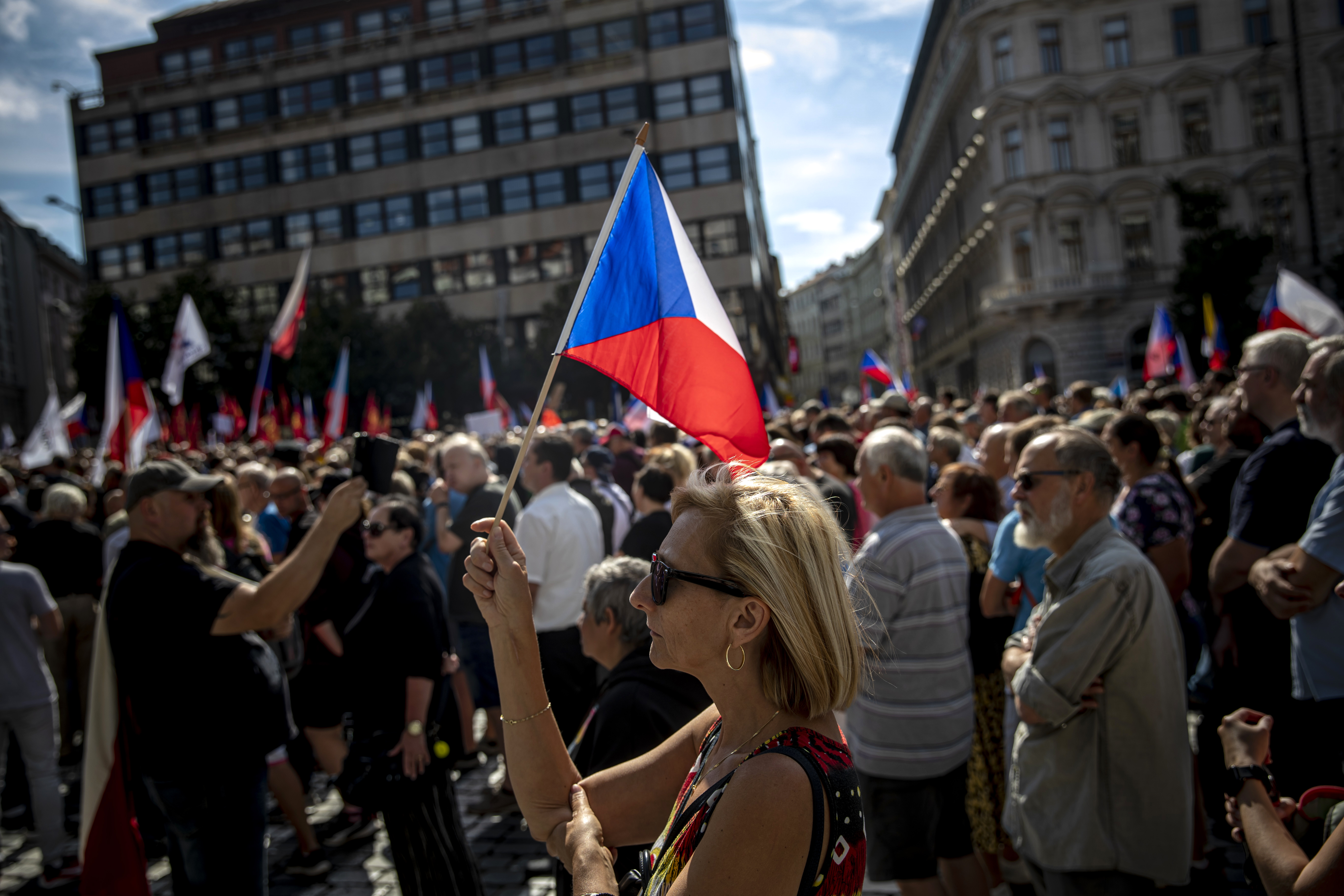 Protest masiv în Praga față de Guvern, UE și NATO. Premierul susține că manifestația a fost „convocată de forțe pro-ruse”