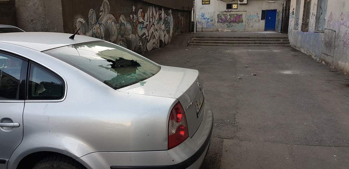 Blocurile din Sectorul 5, pericol pentru trecători. O bucată de tencuială a distrus parbrizul unei mașini