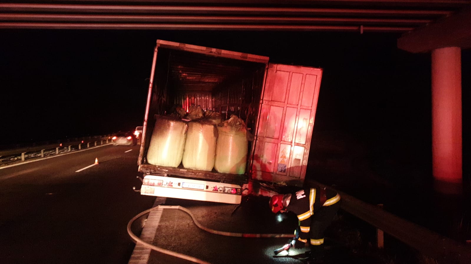 Un TIR încărcat cu 24 de tone de uree granulată a ars ca o torță pe A3. Traficul în zonă a fost blocat