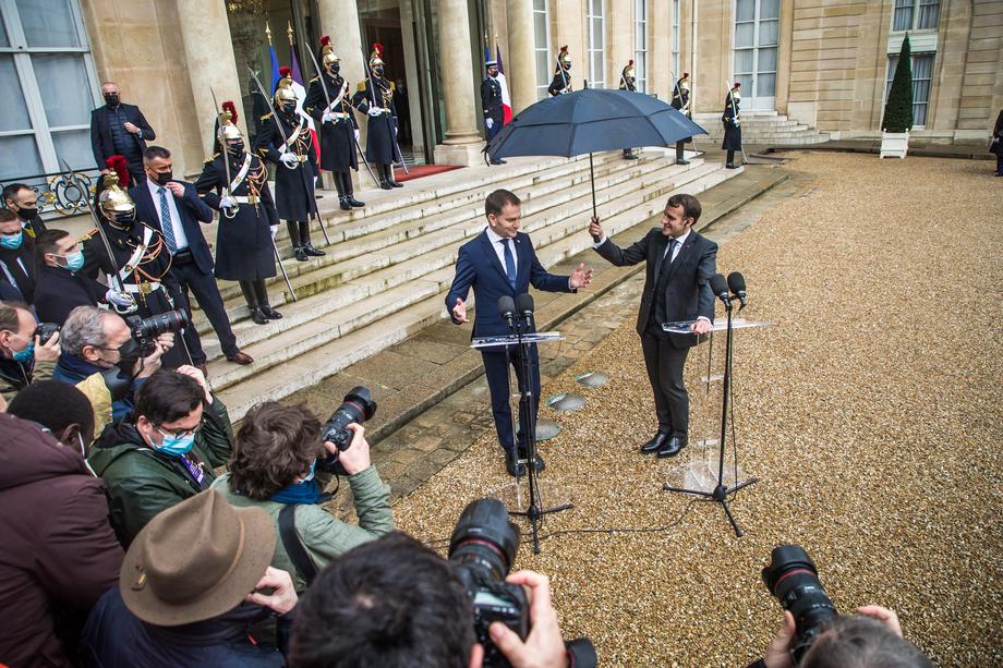 Emmanuel Macron a ținut singur umbrela la un eveniment cu premierul slovac Igor Matic