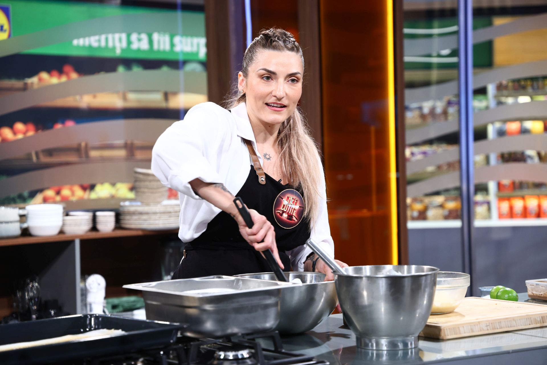 „Chefi la cuțite” 24 noiembrie 2025. Gabi Tamaș, față în față cu jurații de la Antena 1. Ce se va întâmpla în ediția din această seară