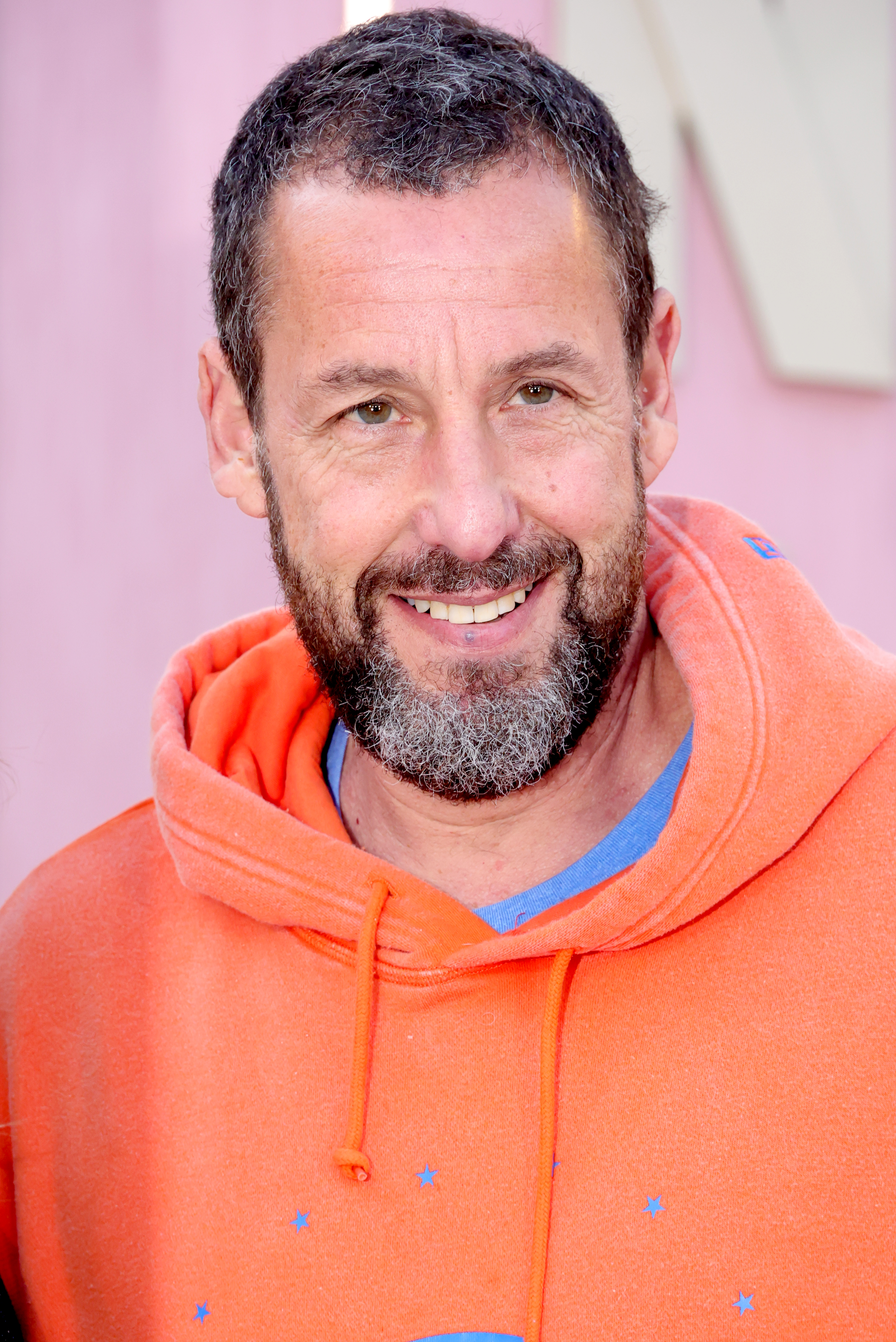 Imagini controversate cu Adam Sandler la apariția de la premiera filmului soției sale. Ținuta care a împărțit internetul în două