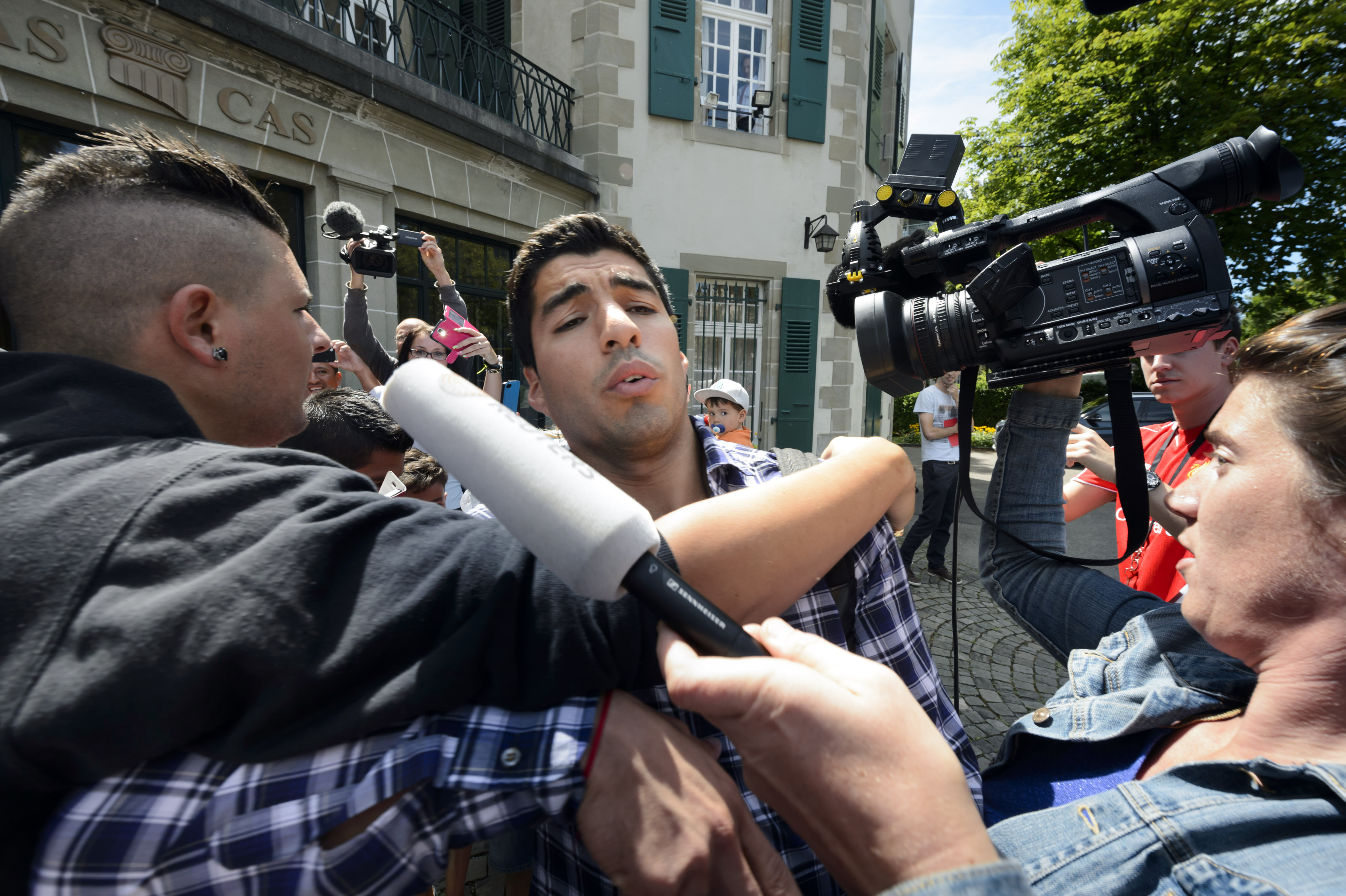 GALERIE FOTO / Luis Suarez provocat să muşte din nou, un fan i-a băgat mâna în gură
