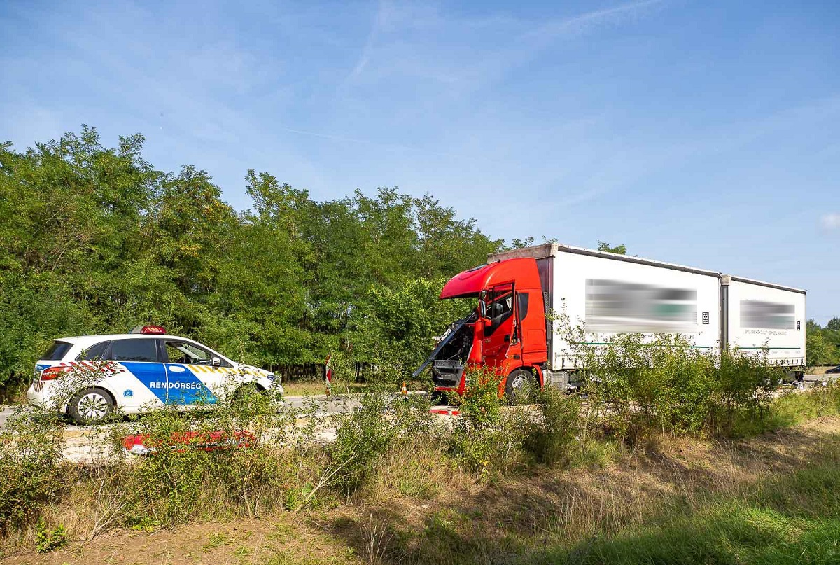 Șofer român de TIR, scăpat miraculos cu viață dintr-un accident violent. Cabina a fost distrusă complet pe o autostradă din Ungaria