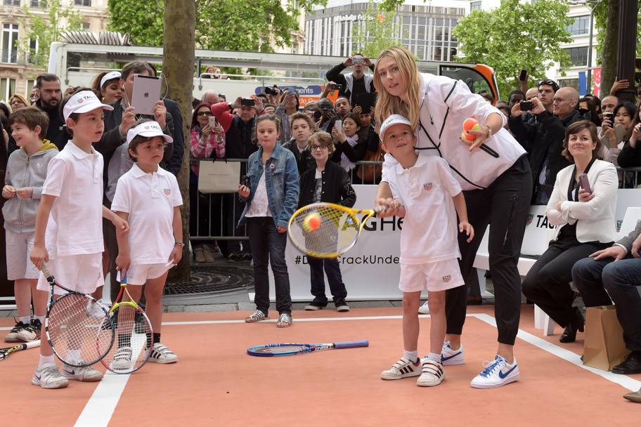 La Paris, rusoaica Maria Sharapova a dat în mintea copiilor / GALERIE FOTO
