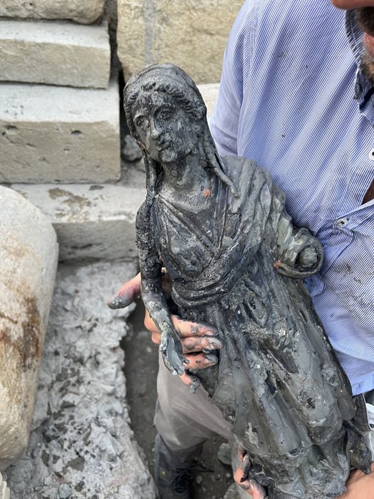 Arheologii au descoperit statui de bronz, bijuterii, monede și ouă antice în băile termale din Toscana. Obiectele erau la 5 metri sub pământ