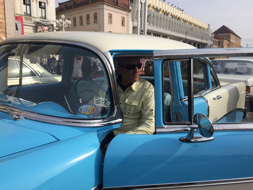Mașina folosită de Robert Redford în filmul Havana, la Timișoara. E o replică, dar bijuteria a făcut furori printre iubitorii de mașini de epocă