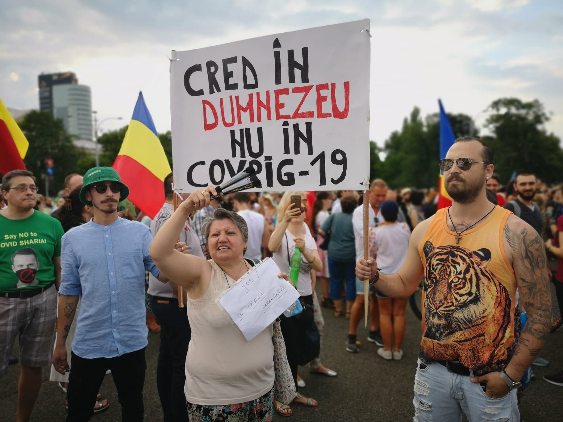 Miting împotriva legii carantinării și izolării, în fața Guvernului. ”Cred în Dumnezeu, nu în Covrig-19”. Raed Arafat, mesaj pentru protestari: ”Îi așteptăm la spital”