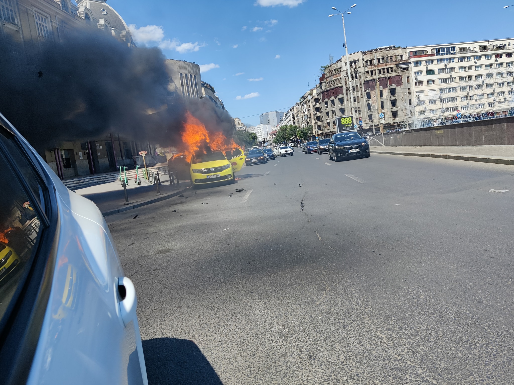 O mașină a ars ca o torță în fața Gării de Nord din București. Ce spun ISU și Poliția VIDEO