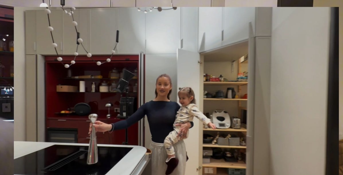 Imagini cu casa din București în care locuiește Alina Ceușan. Sora ei s-a ocupat de design și doar în reviste mai vezi așa ceva