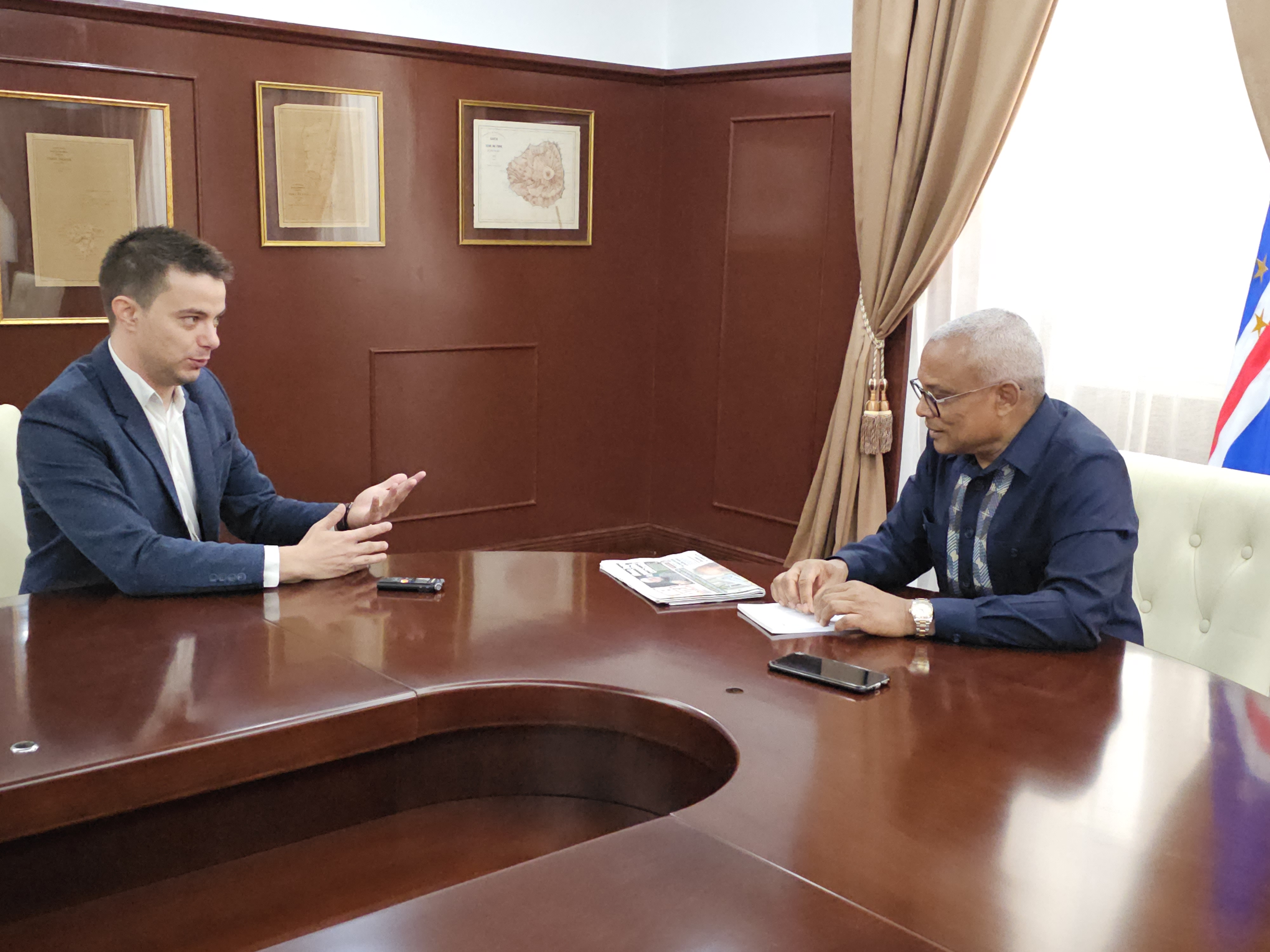 INTERVIU. Întrebat înaintea întâlnirii cu Klaus Iohannis dacă el și-ar face publice cheltuielile cu deplasările la cererea a 40.000 de oameni, José Maria Neves, preşedintele din Capul Verde, a răspuns: „Nu e nevoie de 40.000. Dacă o singură persoană îmi cere ceva, eu sunt obligat să răspund”