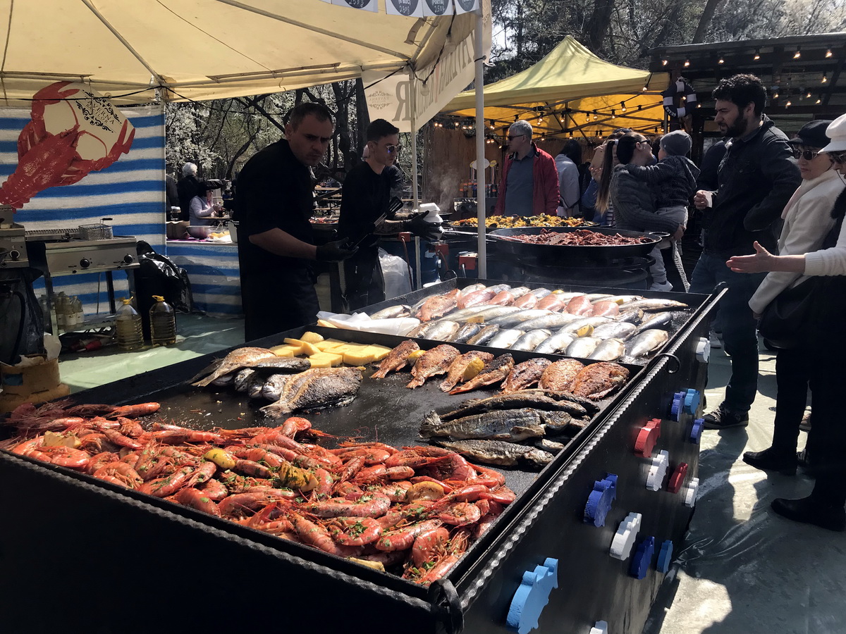 FOTO | Sfârâie grătarele! Peste 100 de sortimente de pește îi așteaptă pe gurmanzi la „Festivalul Pescăresc” din Parcul Național din București