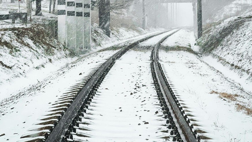 Országszerte nehezíti a busz- és vonatközlekedést a havazás és az ónos eső