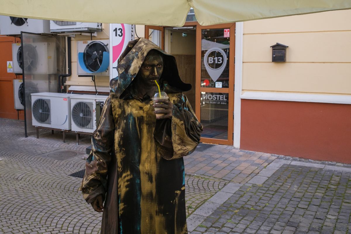 FOTOREPORTAJ de la Festivalul de Teatru de la Sibiu. Cum se transformă străzile unui oraș în scenă