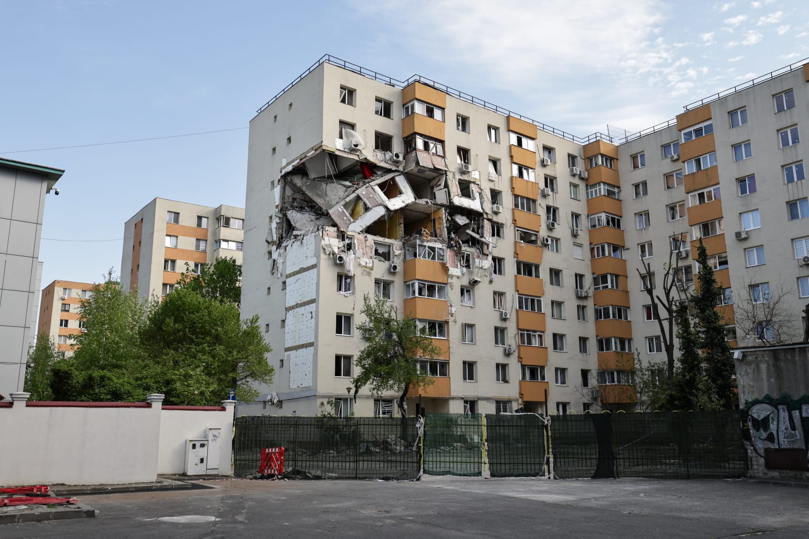 Locatarii blocului care a explodat în Rahova acum 6 luni sunt disperați: „Nimeni nu ne ajută. Venim ca proștii pe aici, ne uităm și plecăm”