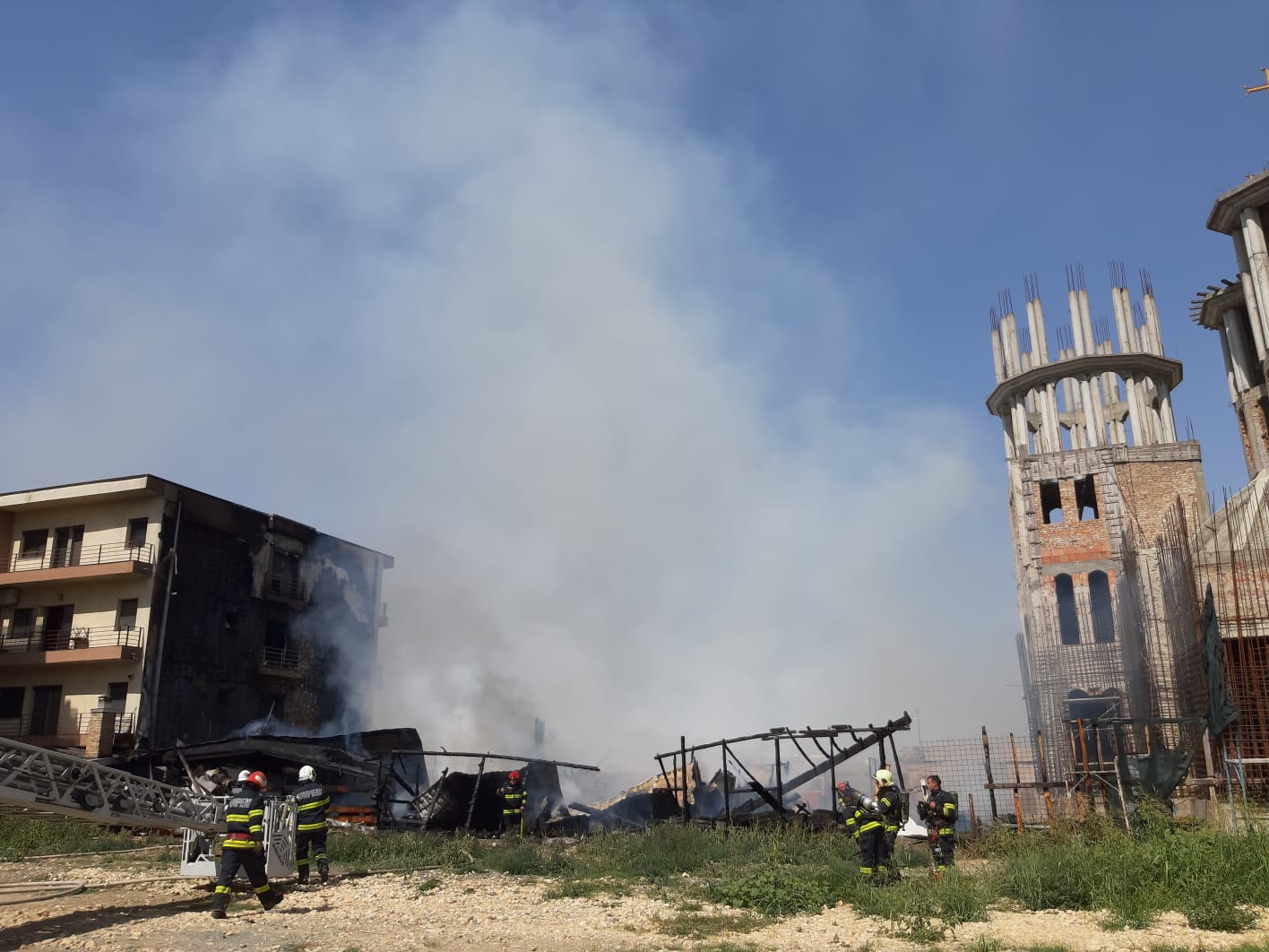 Incendiu violent la o biserică din Constanța. Flăcările s-au extins la un bloc de locuințe