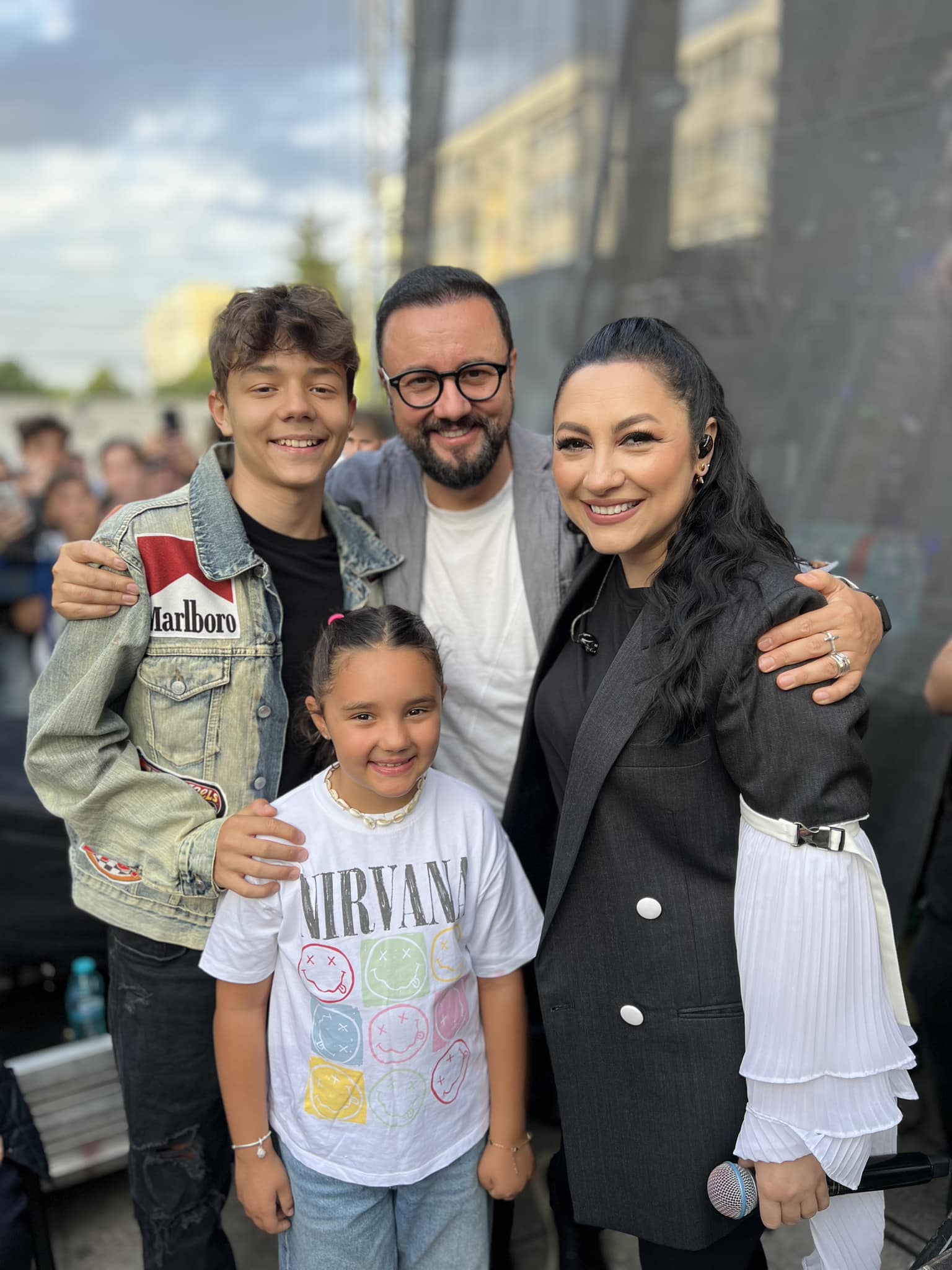 Imagine rară cu Andra alături de familia ei. În poză apar părinții, dar și frații cântăreței, Săndel, Diana și Aura