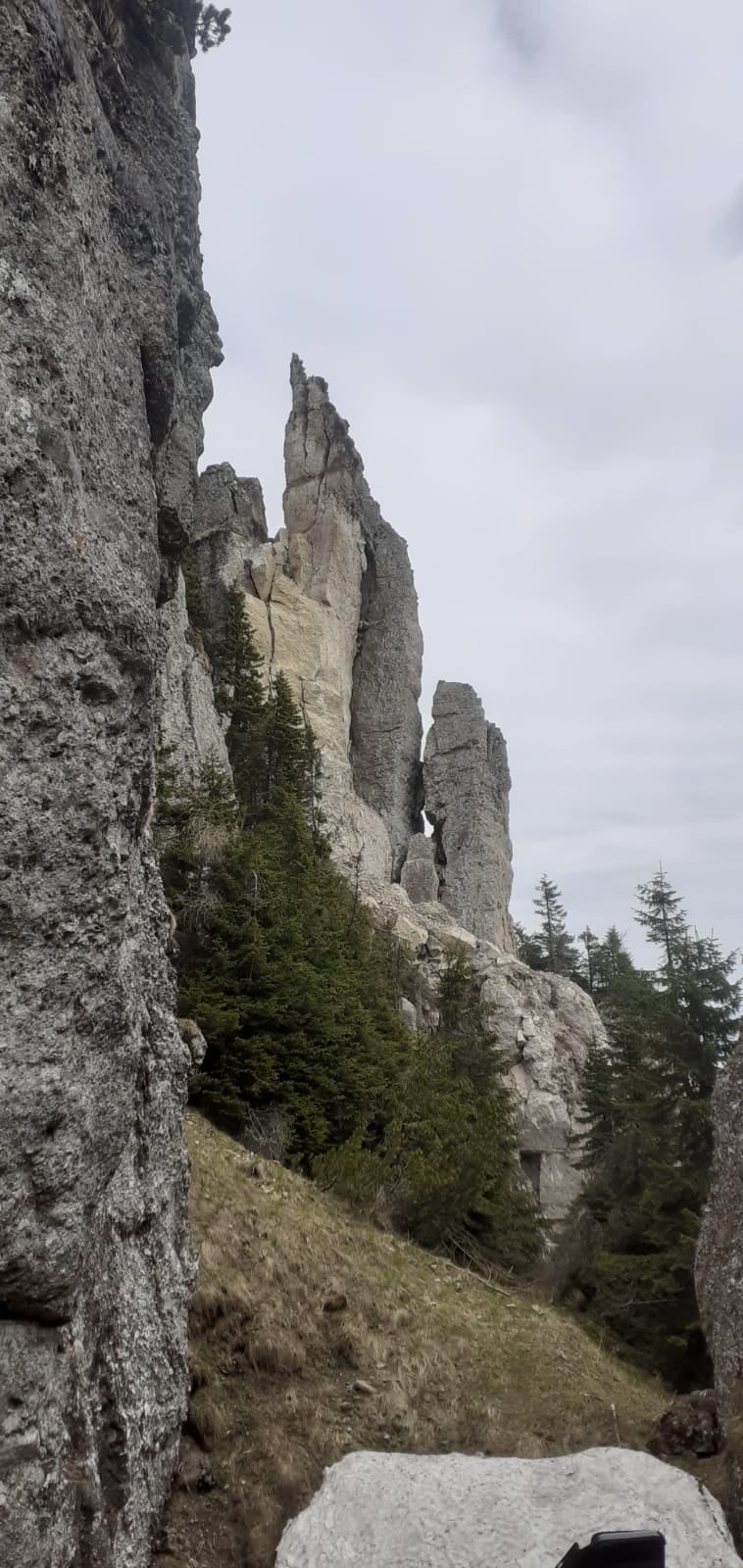 O stâncă de sute de tone din Ceahlău s-a prăbușit peste o potecă turistică. Avertisment pentru excursioniști