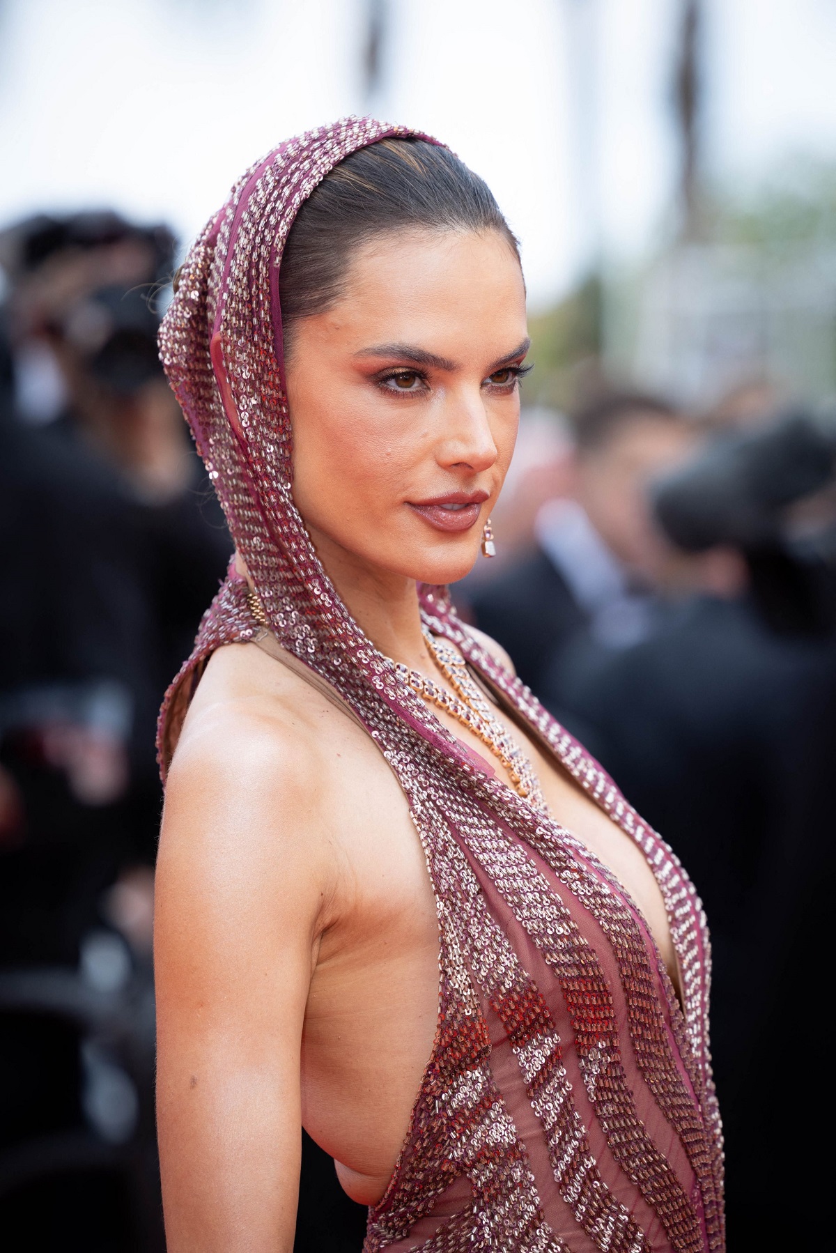 A comis-o la Cannes 2023. Fotomodelul a purtat o rochie mult prea decoltată pe covorul roșu