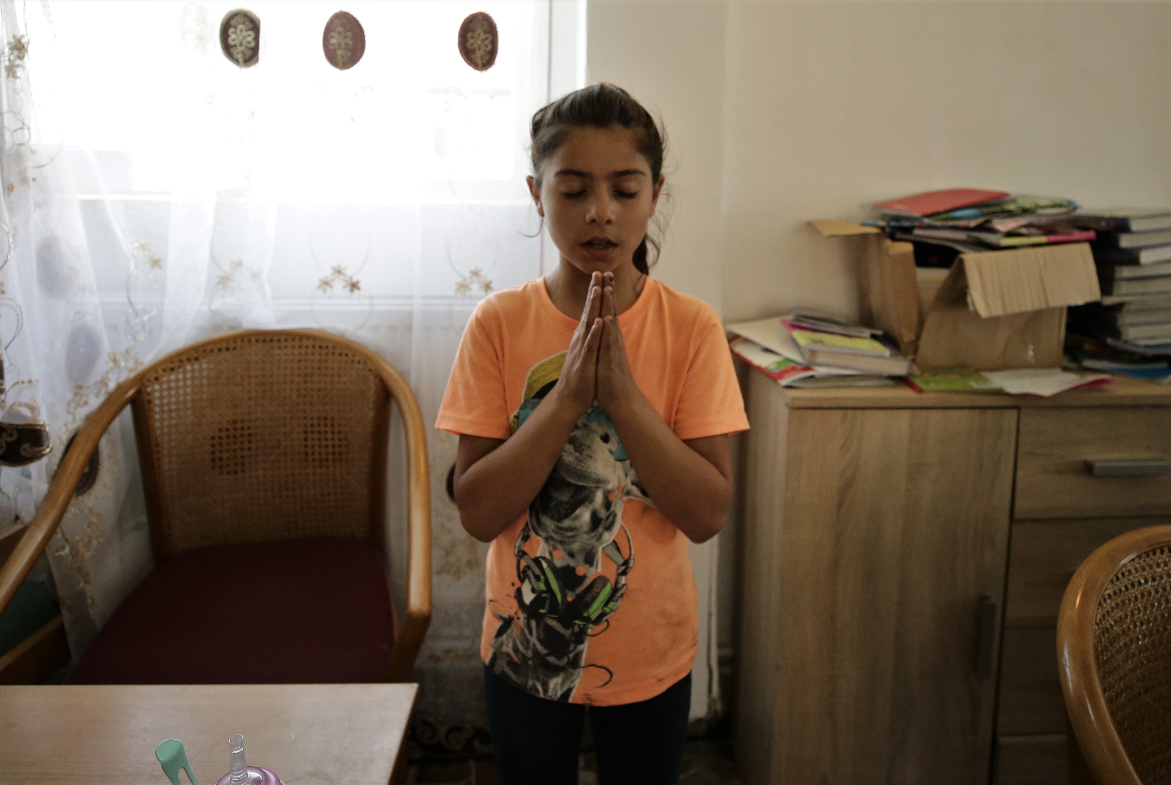 REPORTAJ. Omul care aduce pâinea. Într-un sat din Mureș, un pastor este singurul ajutor pentru zeci de oameni sărmani: „Pentru cei mari e târziu, dar poate copiii să-i scoatem la lumină”