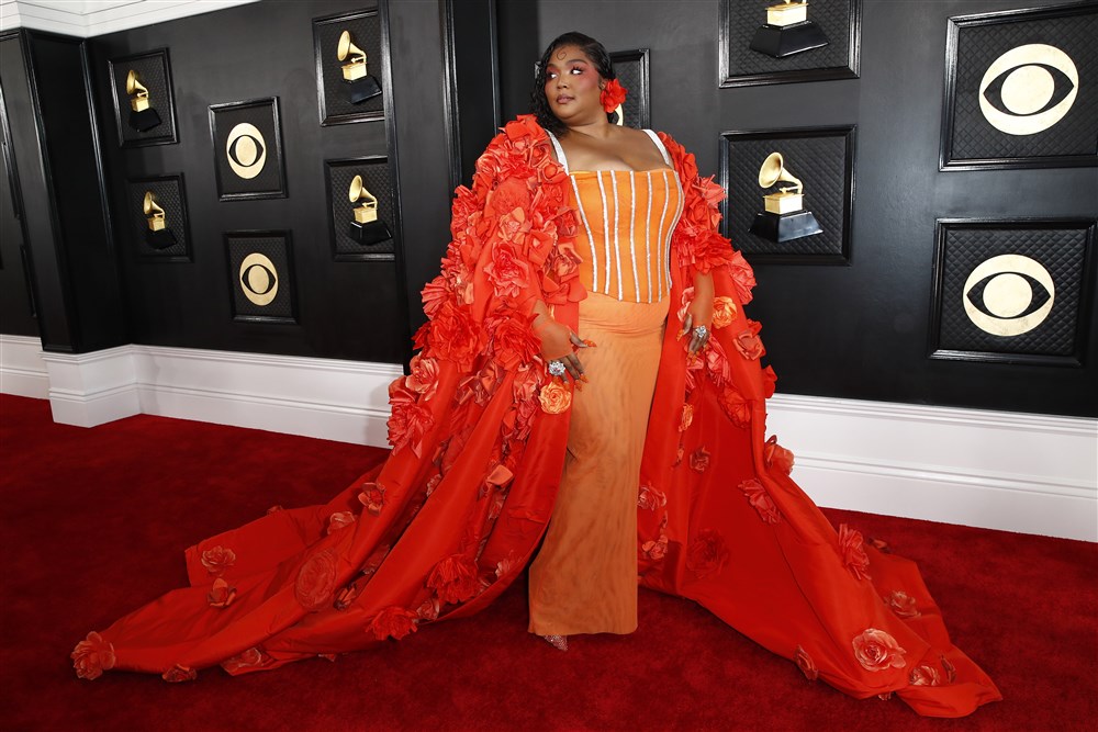 Ținutele vedetelor la Premiile Grammy 2023. Cardi B a avut o rochie excentrică, iar Camila Cabello a purtat un sutien transparent în loc de bluză