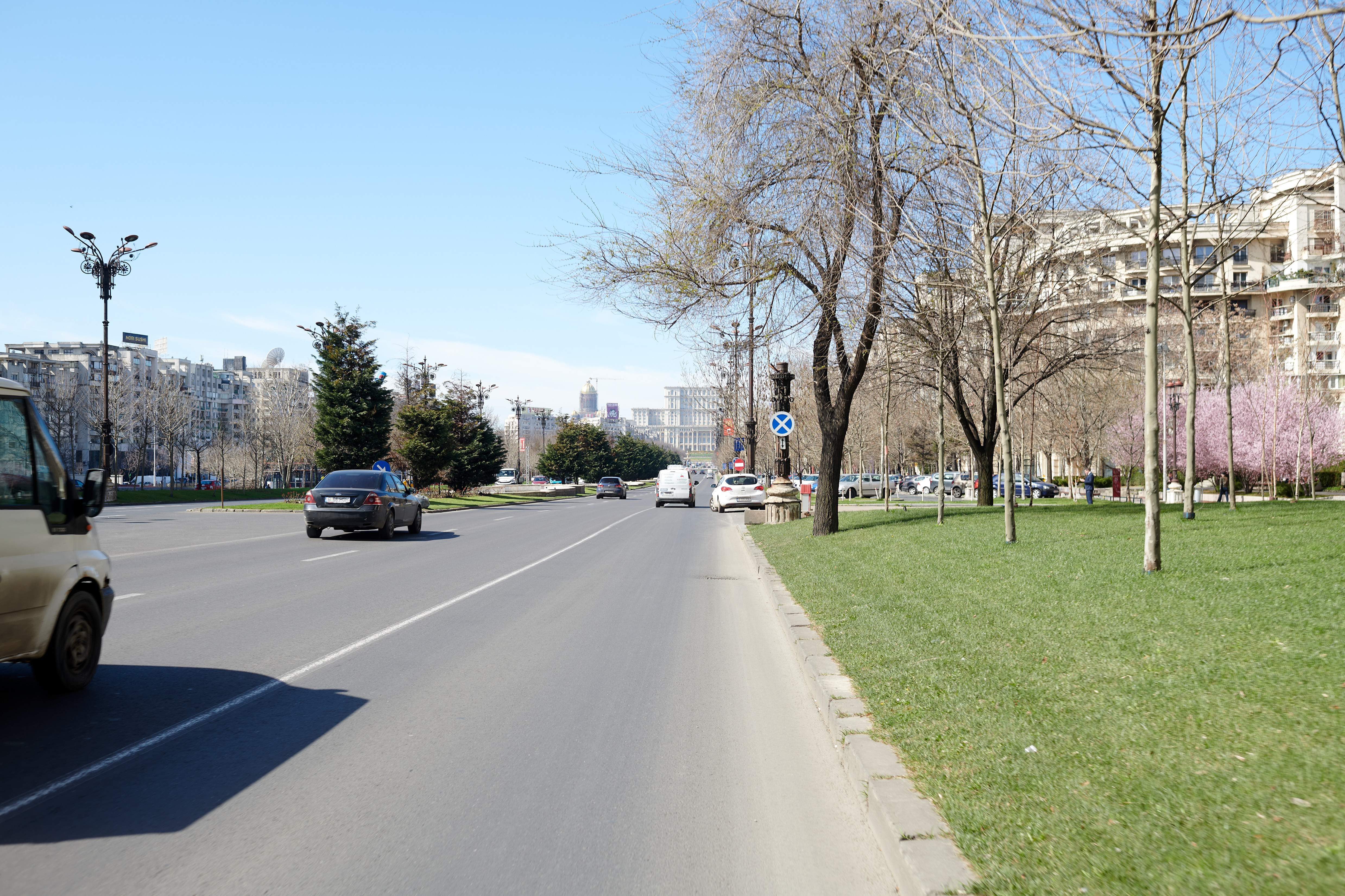 Starea de urgență îi ține pe bucureșteni în case și închide localurile din Centrul Vechi. Fotografii cu Capitala goală