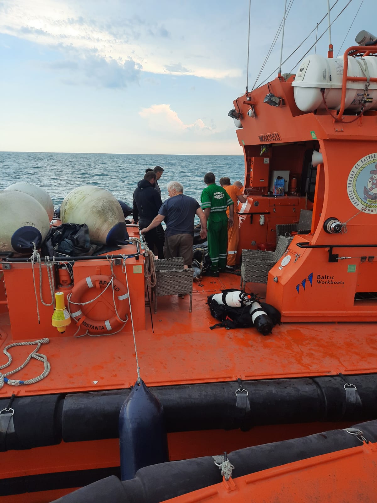 Plută militară de salvare, cel mai probabil de proveniență rusească, găsită în Marea Neagră, în apropiere de Portul Constanța