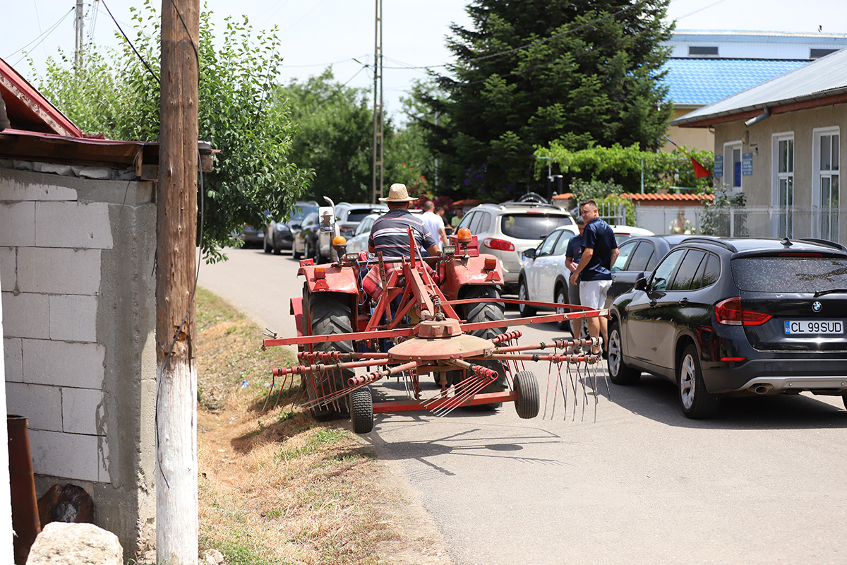 REPORTAJ Alegeri 2024 | Poliție, jandarmi și o bunică speriată de propria nepoată la Belciugatele: „M-a făcut în tot felul că am urcat în mașina primarului!”