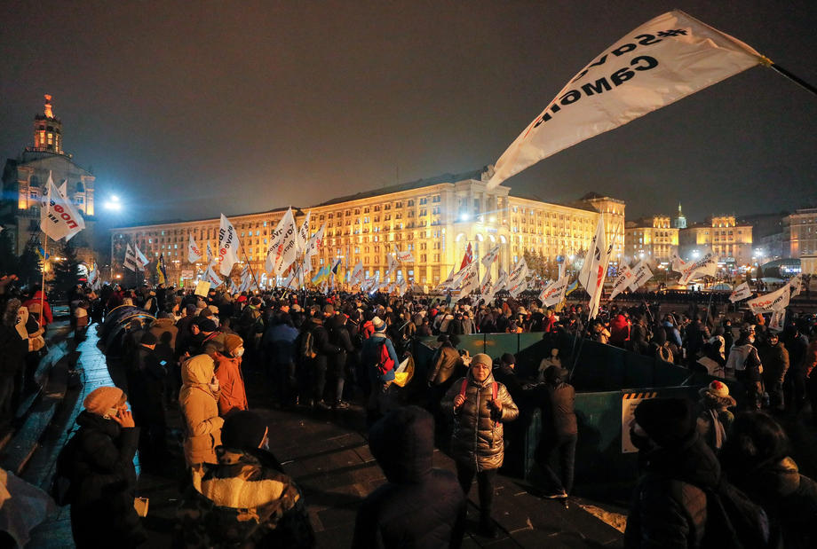FOTO | Confruntări violente între poliţie şi protestatarii anti-lockdown la Kiev. Mai mulți oameni au fost răniți