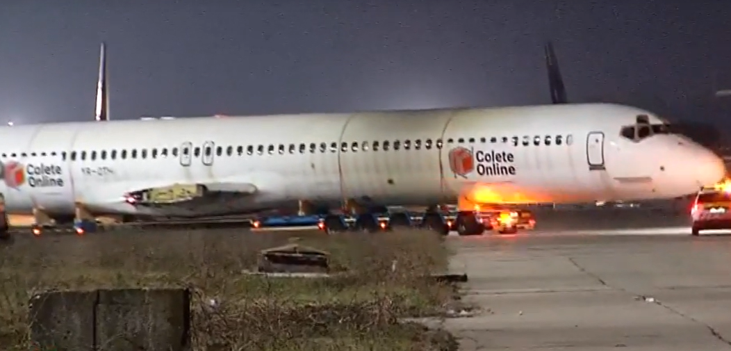 Cine e românul care a cumpărat cu 36.000 de euro un avion și ce plan are cu el. Aeronava, transportată pe străzile din București în noapte