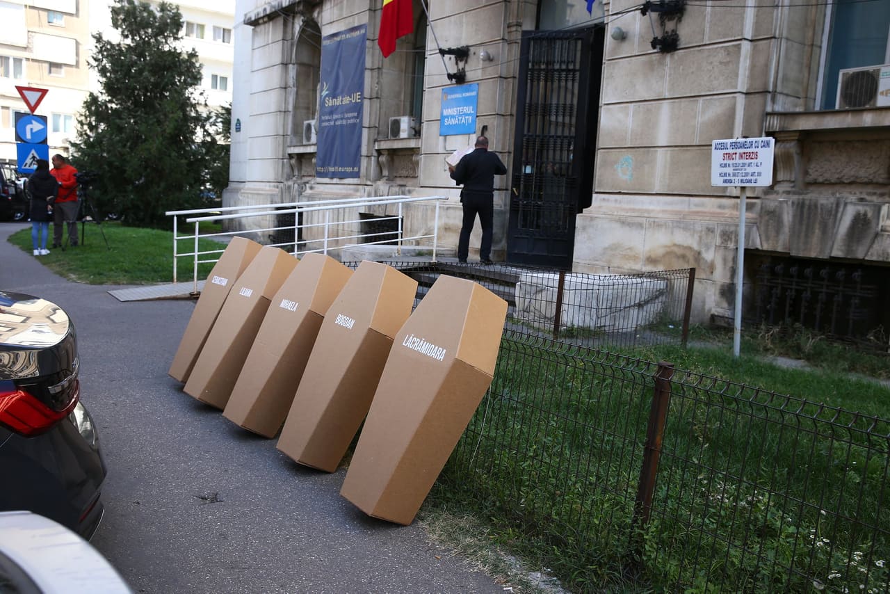 Protest cu sicrie în fața Ministerului Sănătății: „Nu jucați viața copiilor noștri”