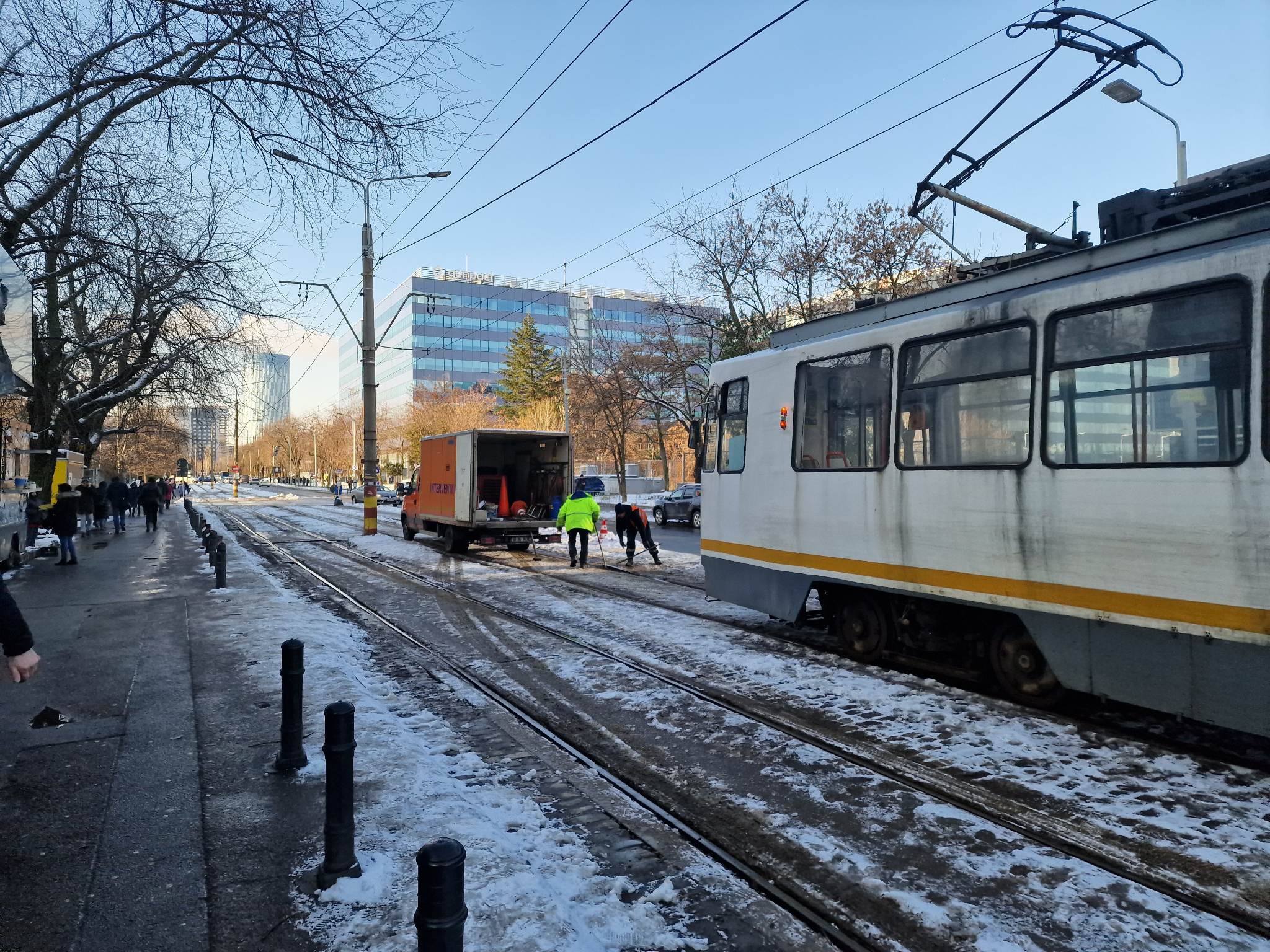 Circulația tramvaielor, blocată timp de 35 de minute în Pipera, după ce a sărit o șină pe bulevardul Dimitrie Pompeiu