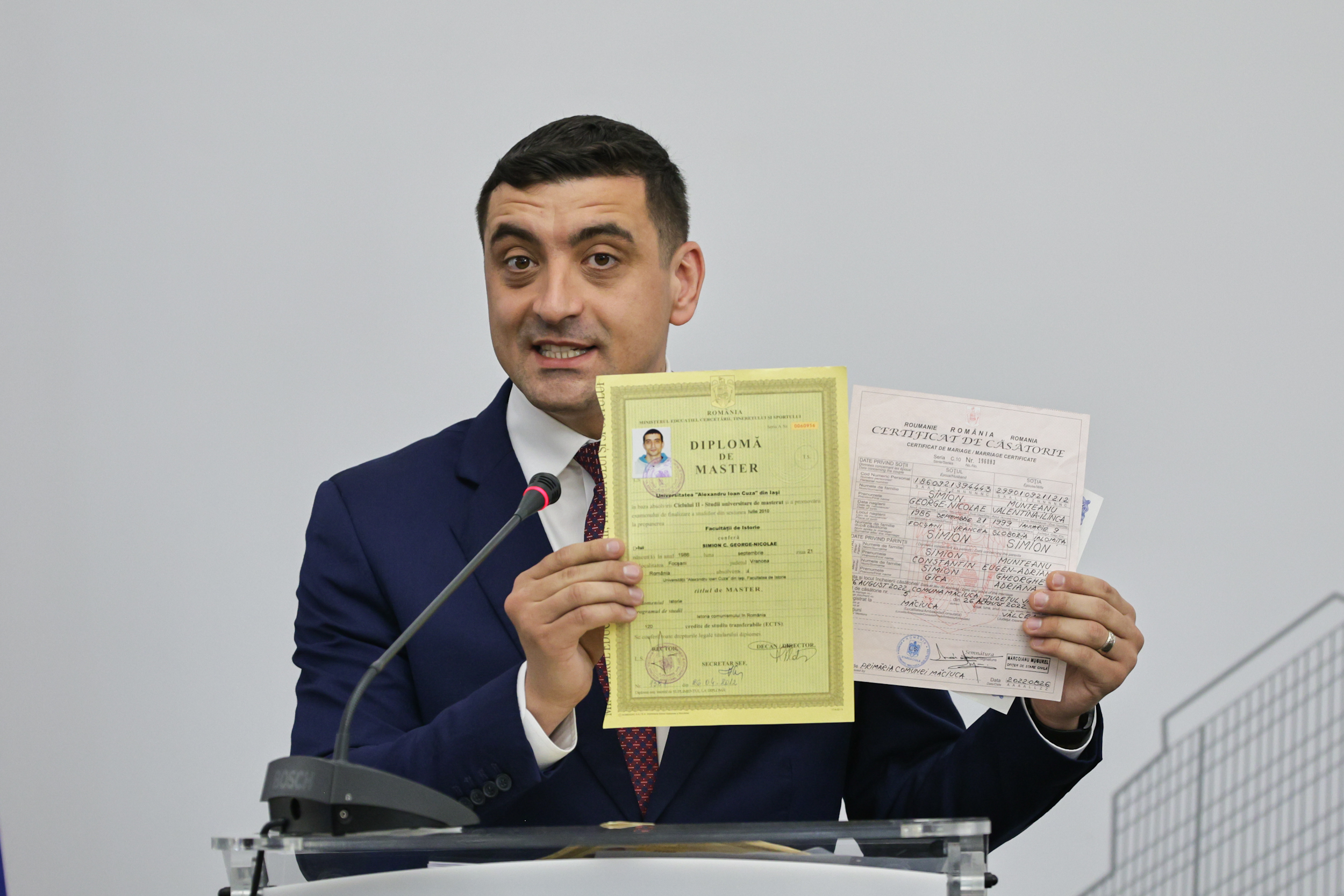 Cultul personalității la George Simion: de la „armata” care-l păzește de jurnaliști la autopromovarea insistentă a întâlnirilor cu lideri europeni REPORTAJ