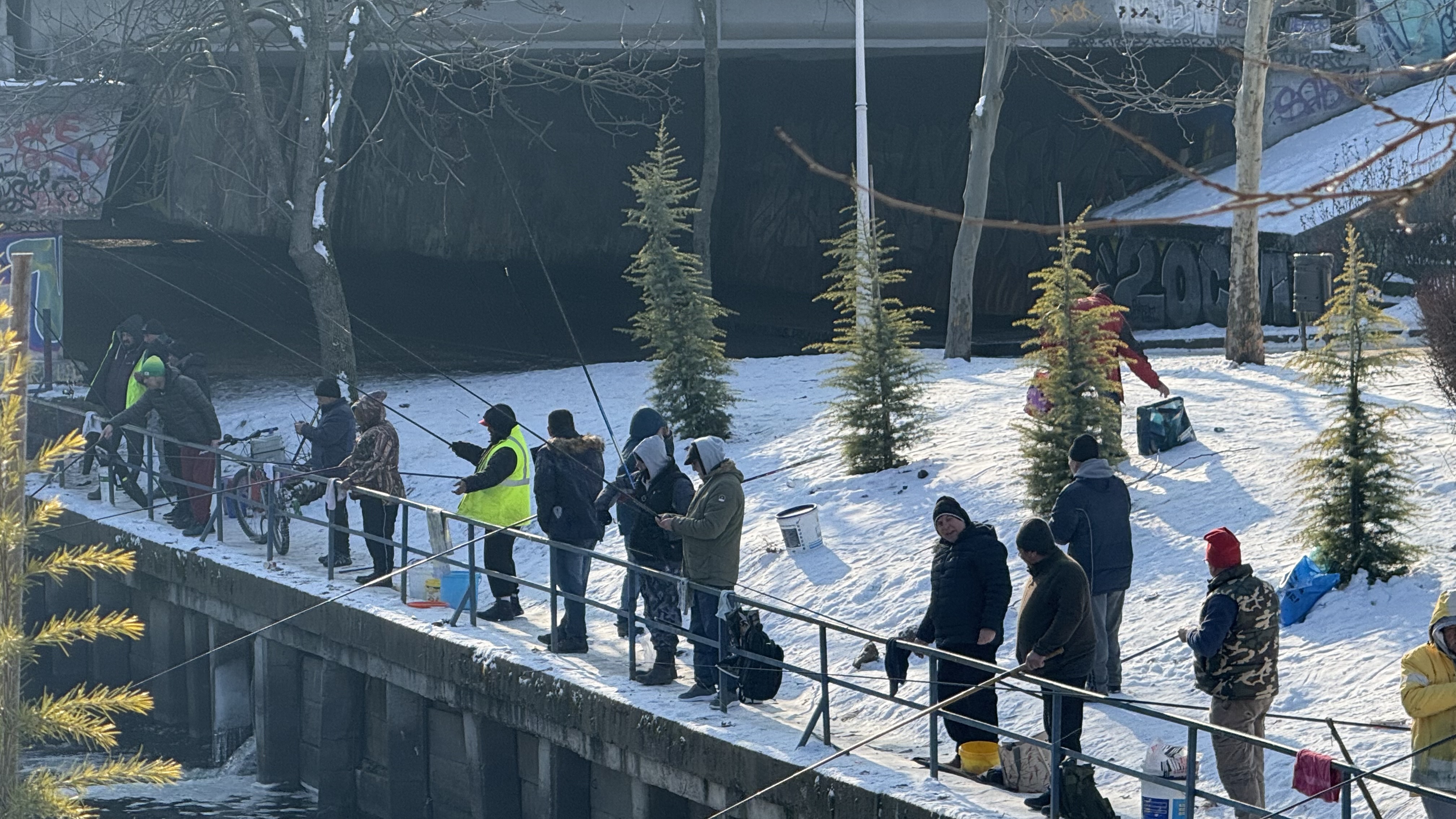 „Mi-e rușine că am muncit o viață și tot tremur pe baltă pentru mâncare”. Cum arată viața pescarilor amatori într-un weekend geros de ianuarie, în Colentina