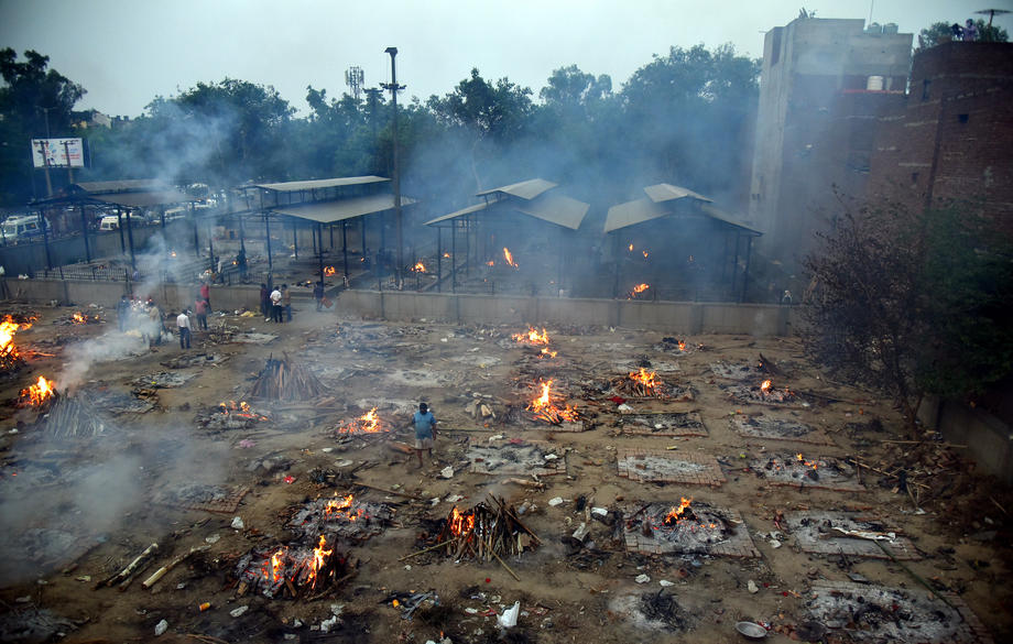 India, aproape de colaps în urma valului COVID. Parcări transformate în incineratoare