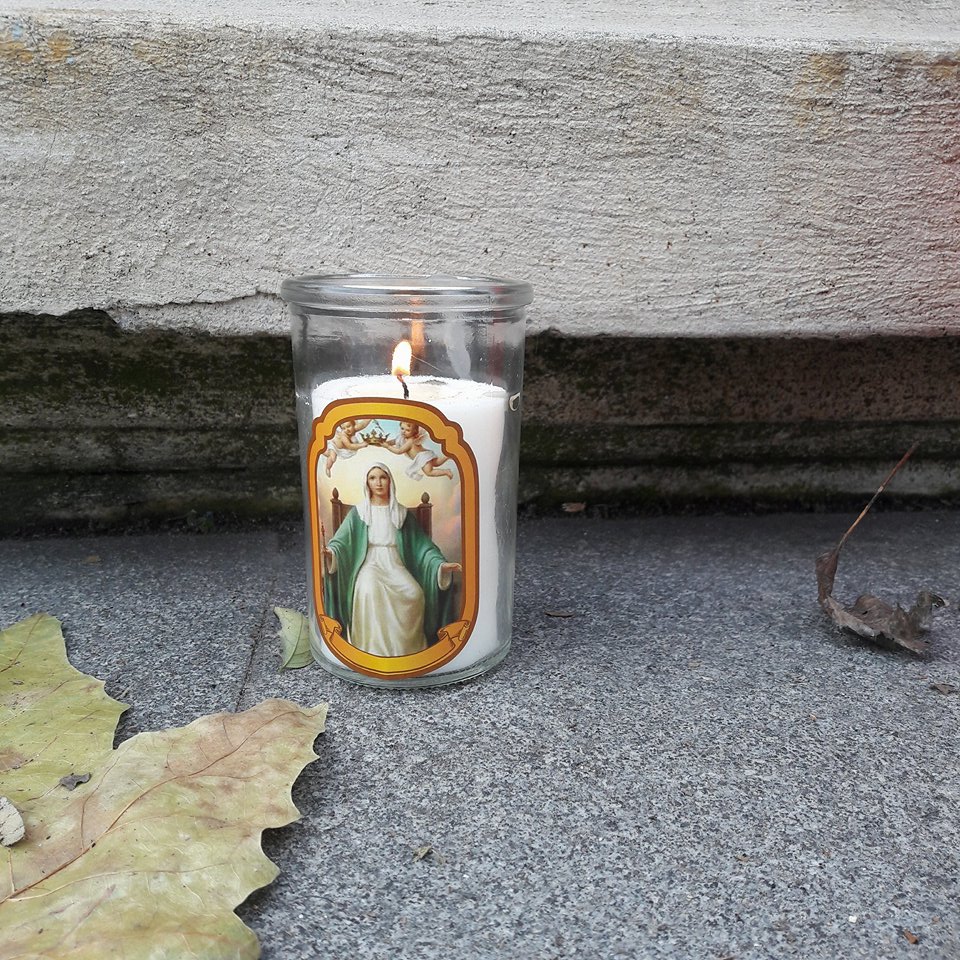 VIDEO& FOTO | Altar de flori și lumânări la Palatul Regal, în memoria Regelui Mihai