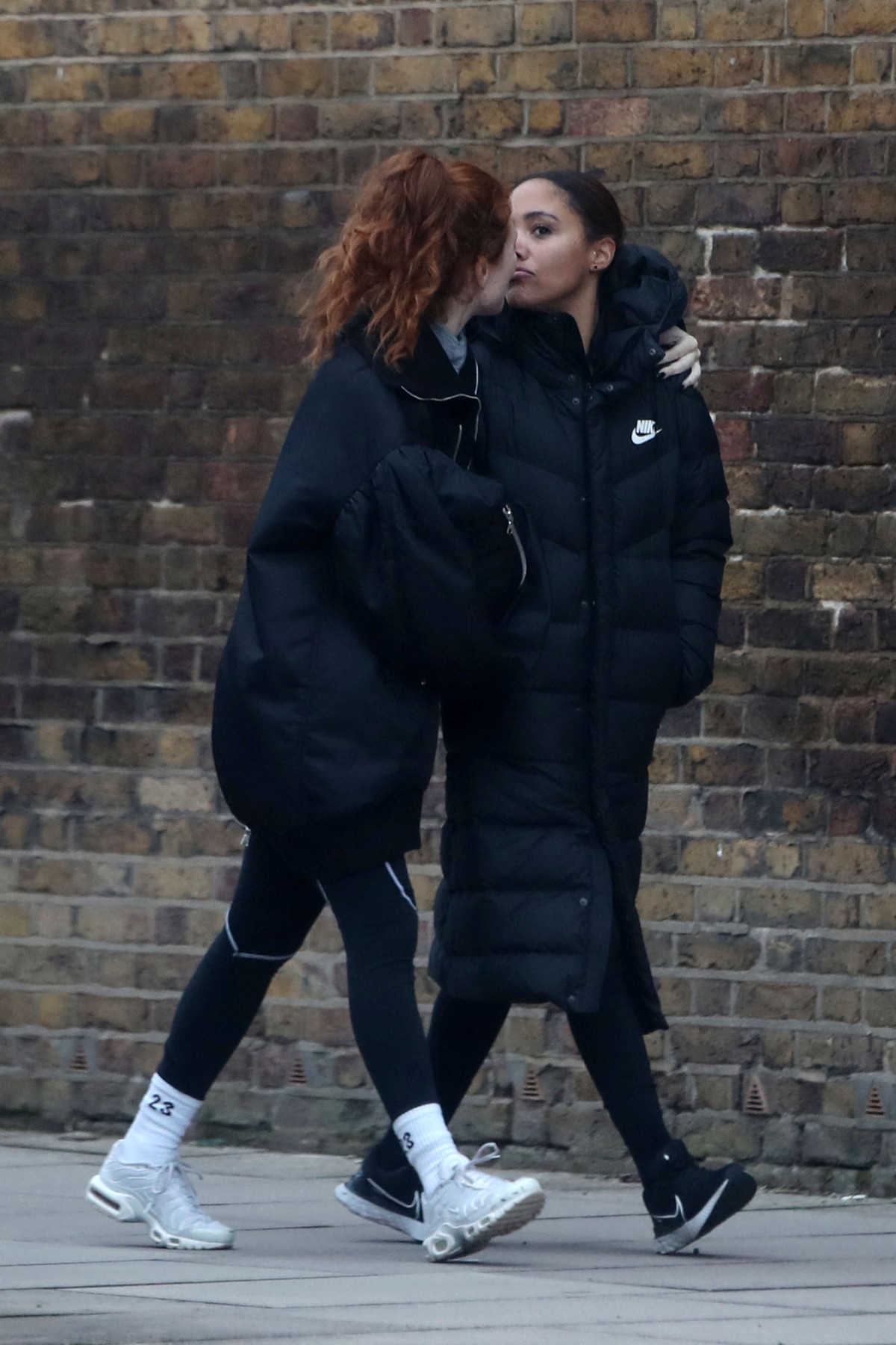 Artista Jess Glynne are o relație amoroasă cu prezentatoarea Alex Scott. Cele două vedete au fost surprinse sărutându-se
