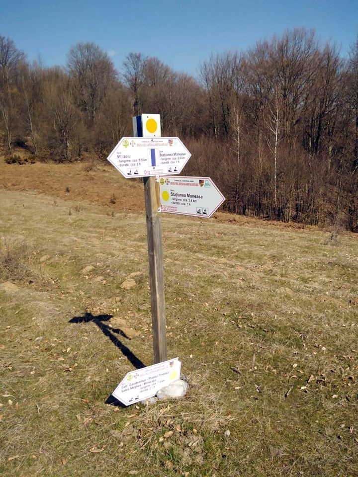 Lupta cu morile de vânt. Salvamontiștii refac singuri, în locul primăriilor, marcajele montane, pe care turiștii le vandalizează apoi. Stâlpii sunt furați de localnici și vânduți la fier vechi