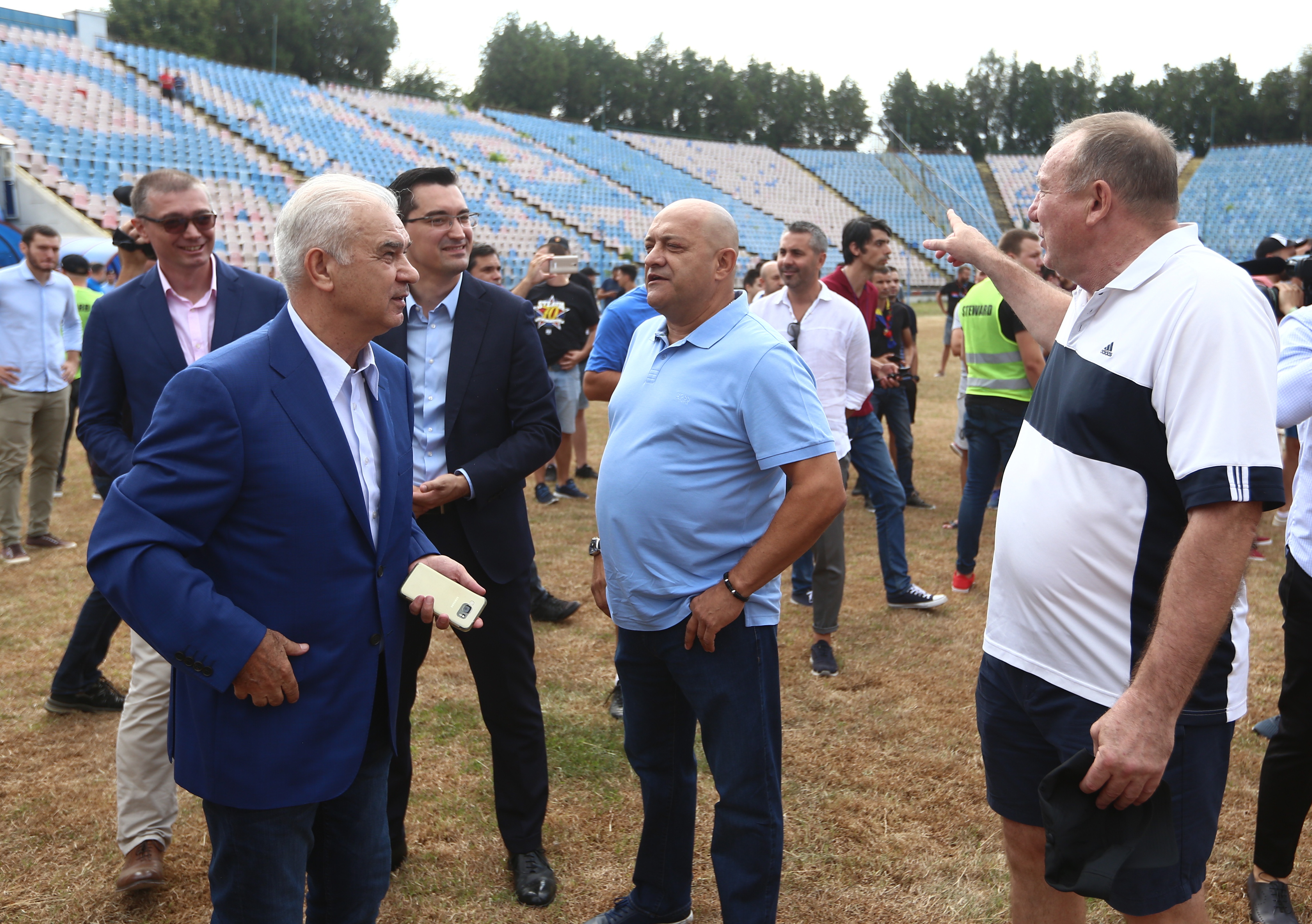 FOTO&VIDEO | A început demolarea stadionului Ghencea. Sâmbătă se poate vizita ultima dată mitica arena. Reacția lui Gigi Becali: ”Bă, p-astea le-am cumpărat eu”