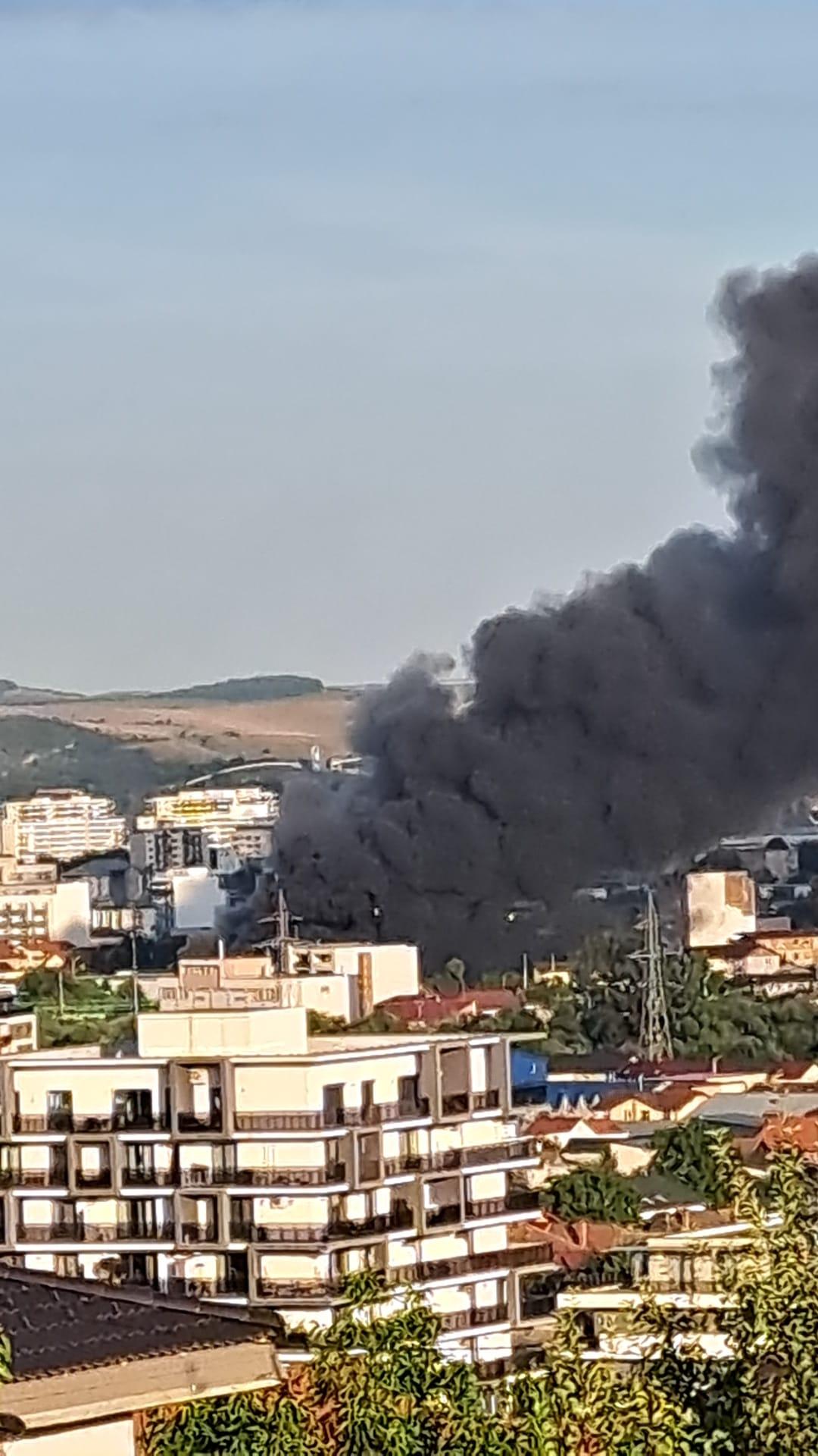 Incendiu puternic la o hală din Cluj-Napoca. Focul s-a extins la două case din apropiere.