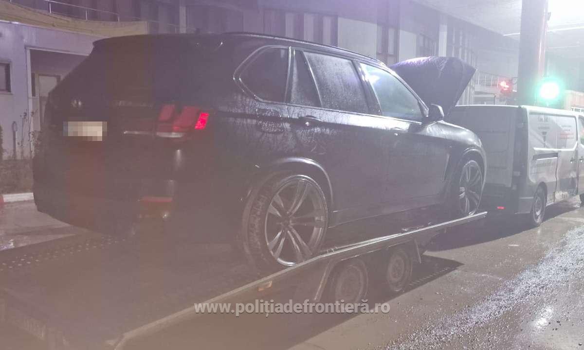 Au demontat trei mașini, furate din Germania și Suedia, în valoare de 320.000 de euro, și au încercat să le introducă în România drept „piese auto uzate”