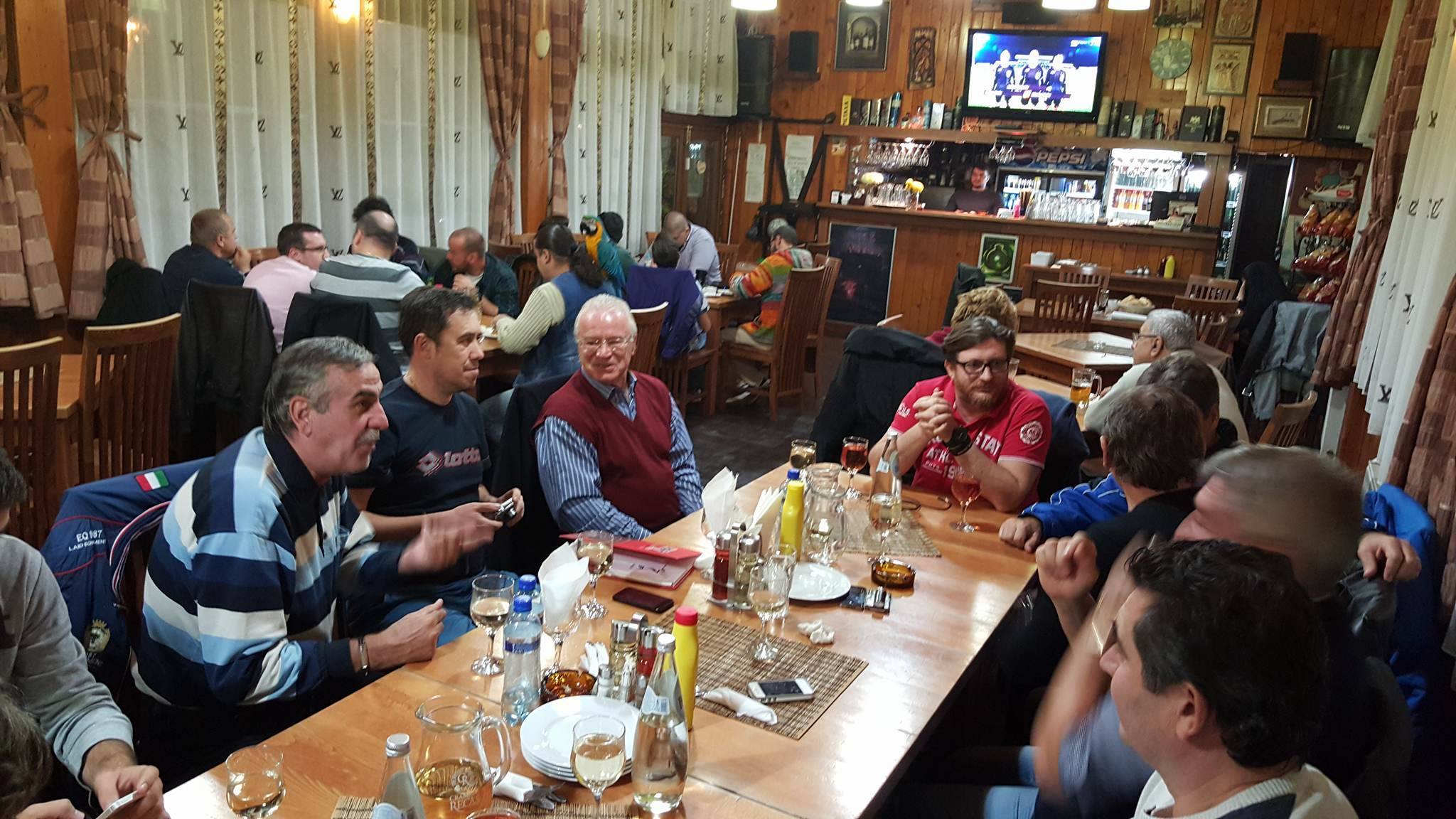 ”Au ciocnit un pahar, mă rog, mai multe (!), Viorel Kraus, Ion Goanță, "Bimbo" Paraschiv, Ion Manu, Bratu Pârvu, Leontin Toader, Ștefan Popa, Ilie Balaci, Costin Manea și...subsemnatul!”. Balaci, la party / VIDEO