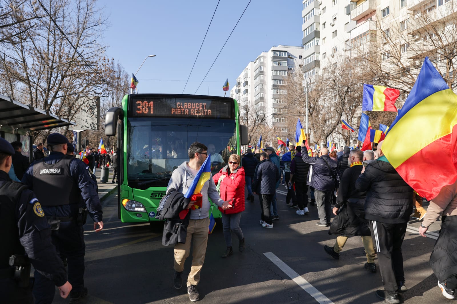 Călin Georgescu a fost înconjurat de mii de oameni la „Marea Horă a Unirii Neamului”: „Suntem legați pentru totdeauna ca frați și surori”