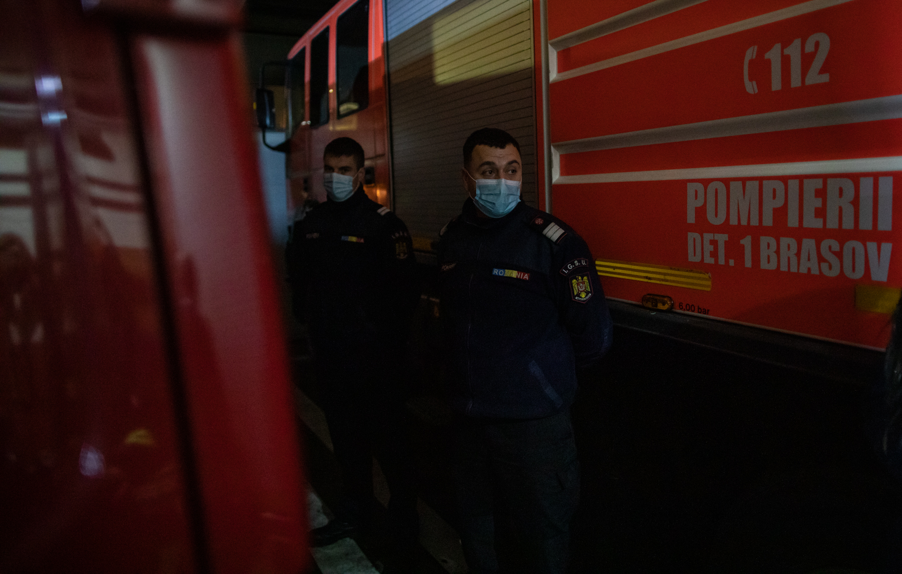 Noaptea dintre ani cu pompierii brașoveni: Cola, în loc de șampanie, și tânărul de 19 ani care n-a vrut să fie jandarm pentru a nu fi „împotriva cetățenilor”