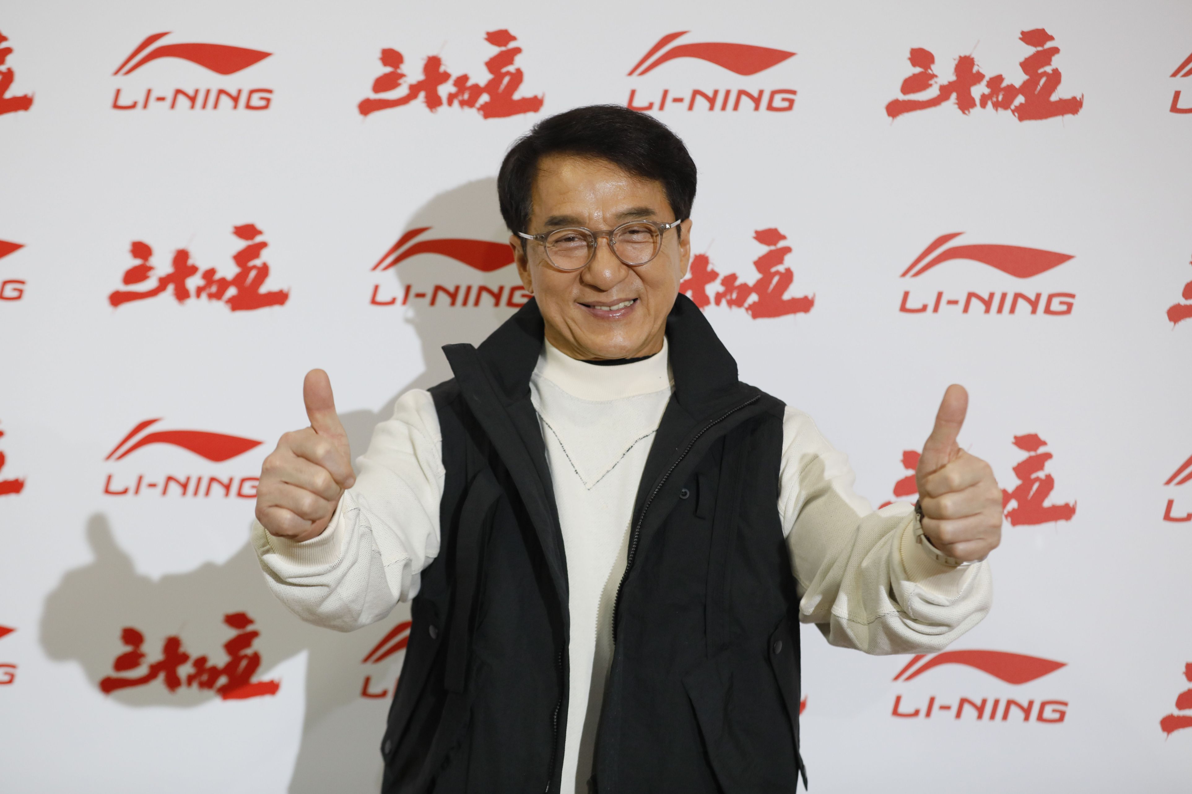 Jackie Chan a împlinit 70 de ani. Mesajul transmis de legendarul actor: „A fi capabil să îmbătrânești este un noroc”