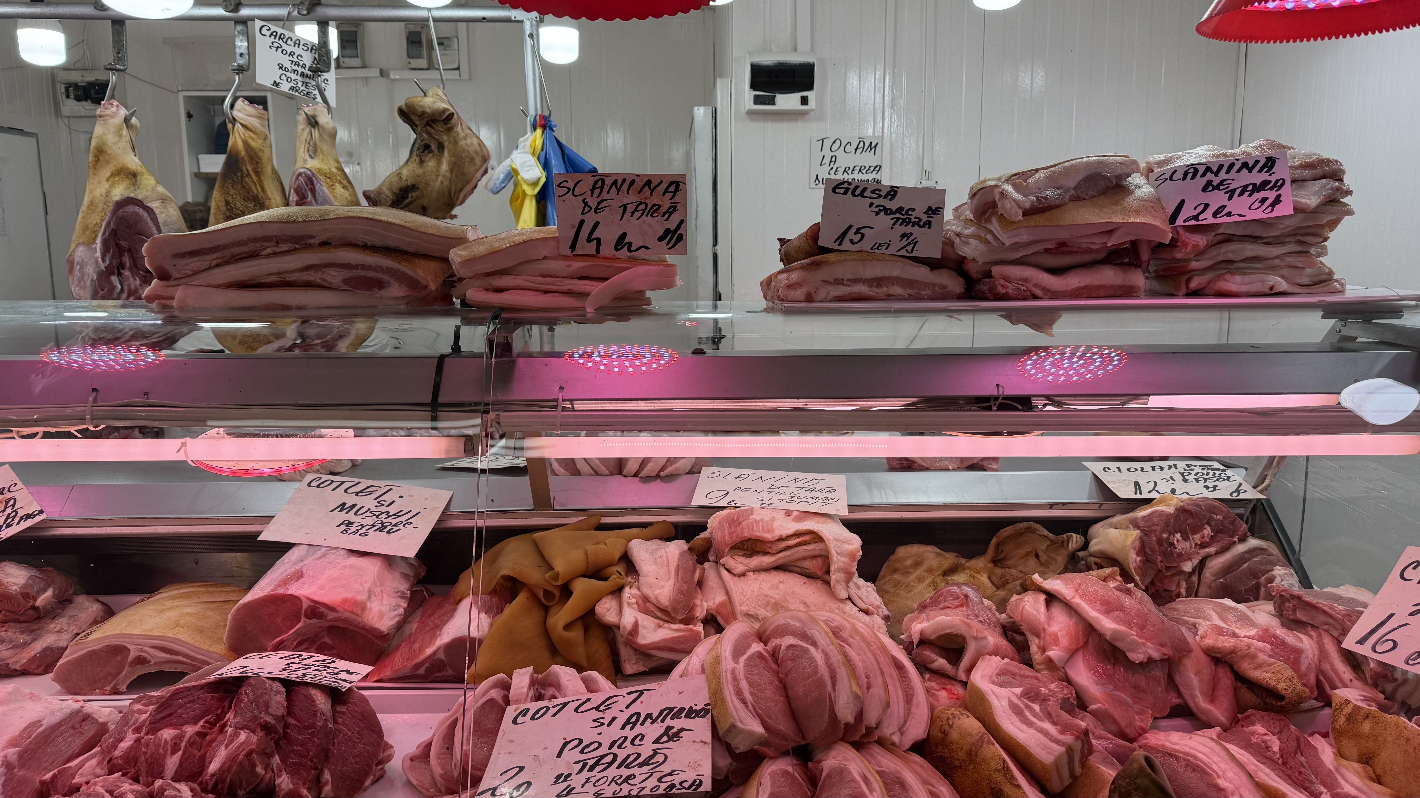 A început bătălia pentru carnea de porc. Reportaj în hala Obor: cât ne costă preparatele pentru sarmale și tobă?