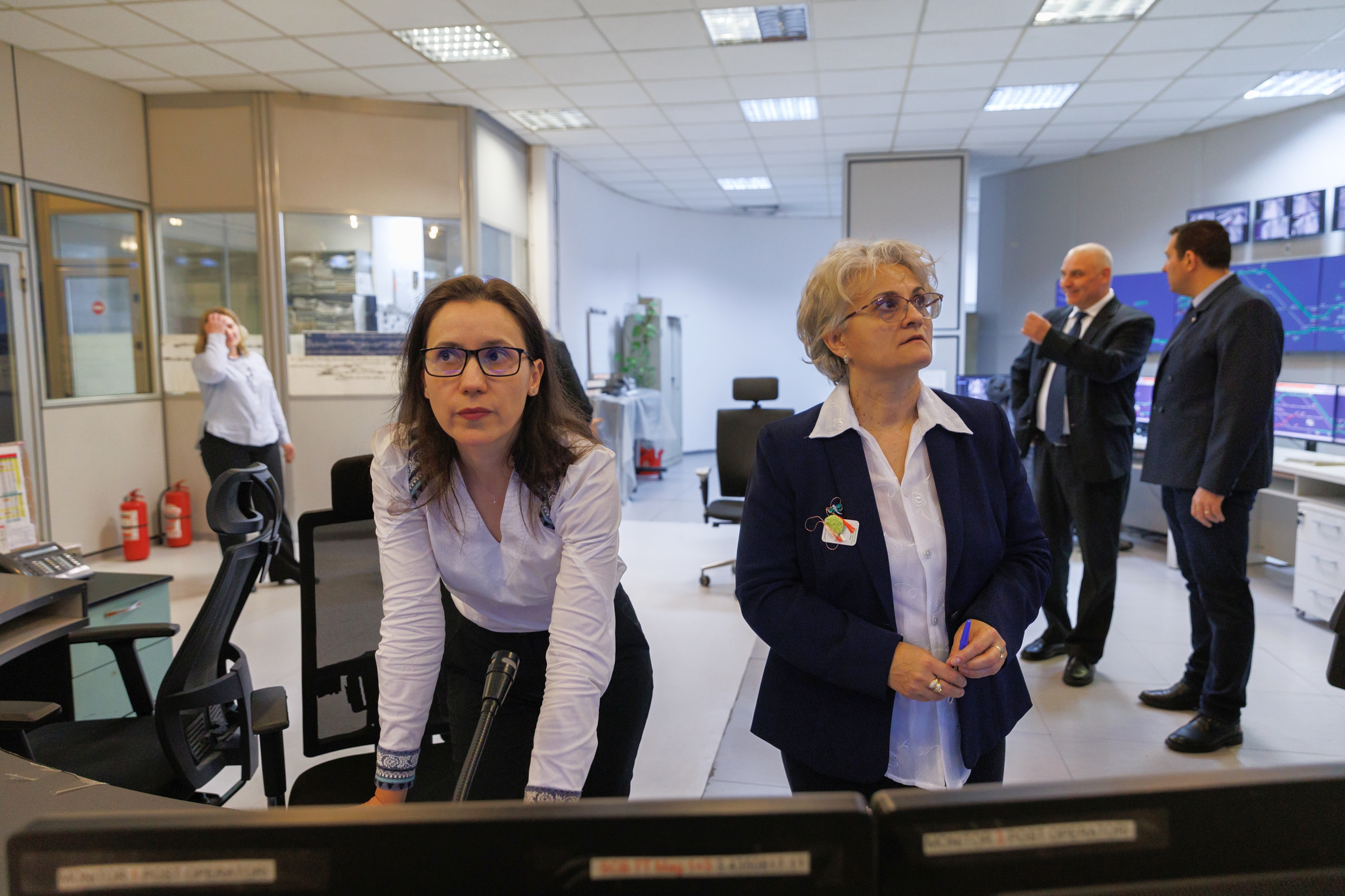Patru femei din centrul de comandă al metroului bucureștean vorbesc despre pasiunea lor pentru profesie: „Avem o responsabilitate mare, nu ne jucăm cu trenulețele”