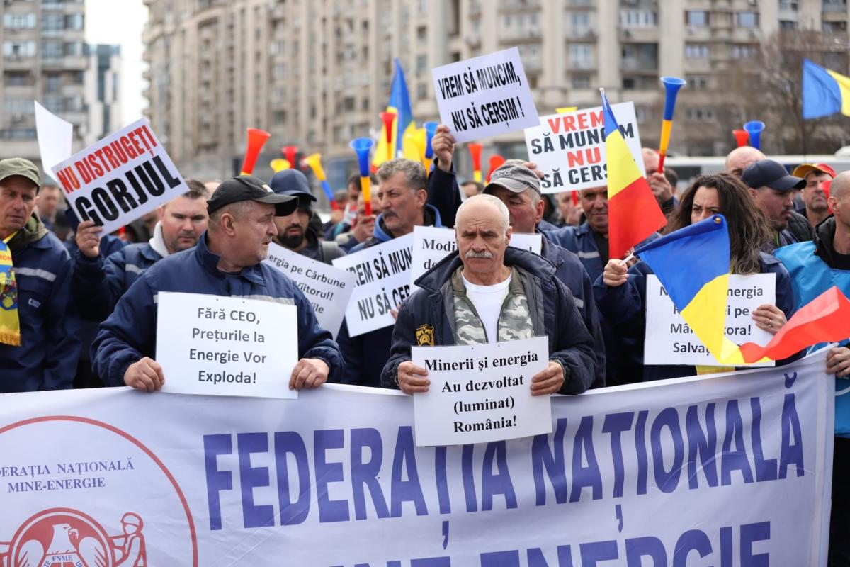 Fanii lui Călin Georgescu au spart barajul la protestul de la Guvern. Bătaie între mineri și jandarmi la finalul manifestației
