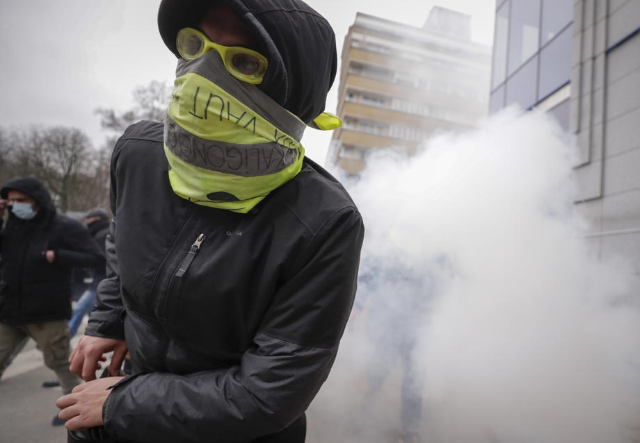 Proteste violente la Bruxelles, față de măsurile sanitare. Zeci de arestări în urma ciocnirilor dintre poliție și manifestanți