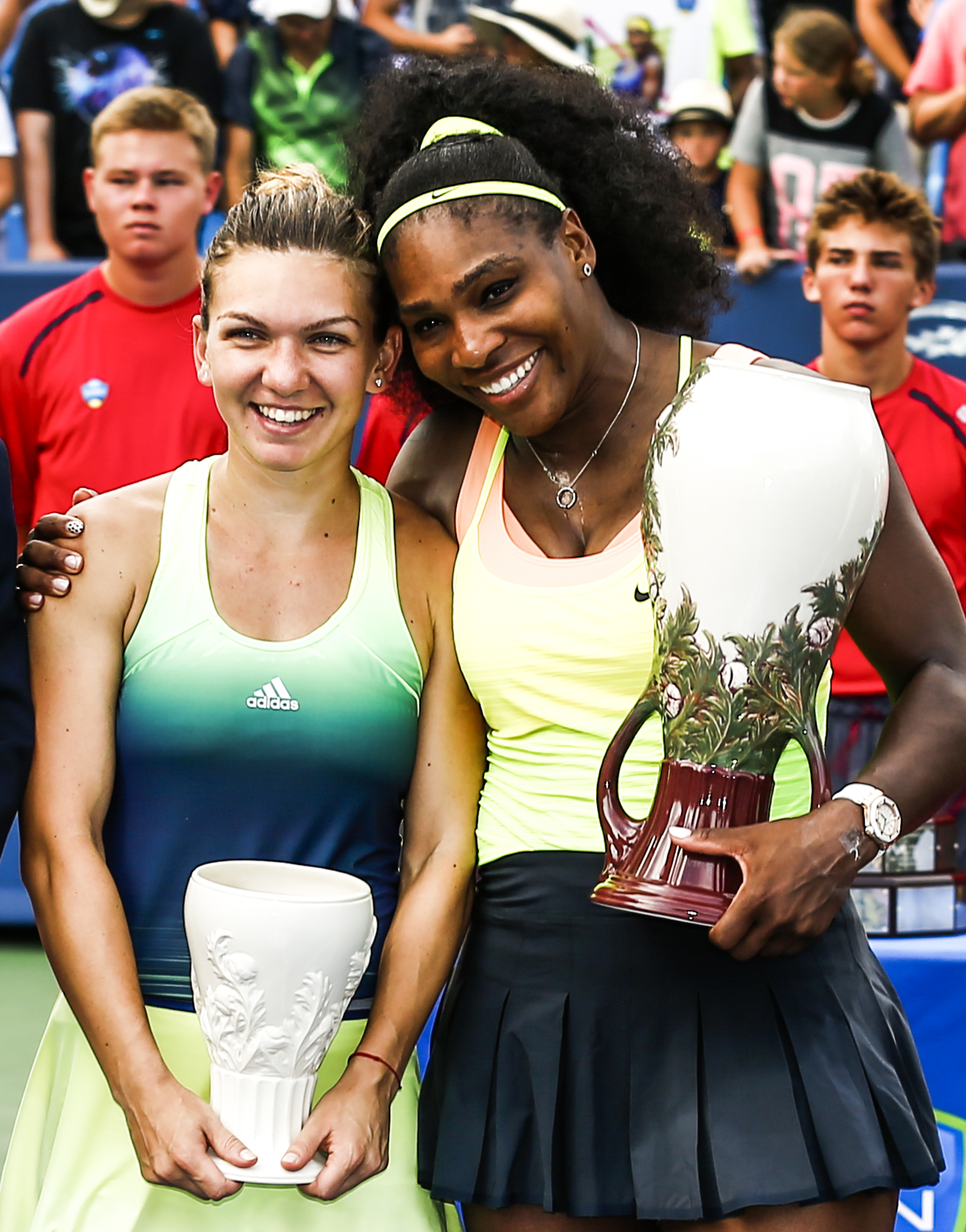 Halep - Williams, finala de superclasă de la Cincinnati: 3-6, 6-7 (5). ^Românca a jucat ca niciodată, a pierdut ca-ntotdeauna! Williams, care a înjurat când nu-i mergea jocul, a servit la 15 ași și a cucerit trofeul 69!